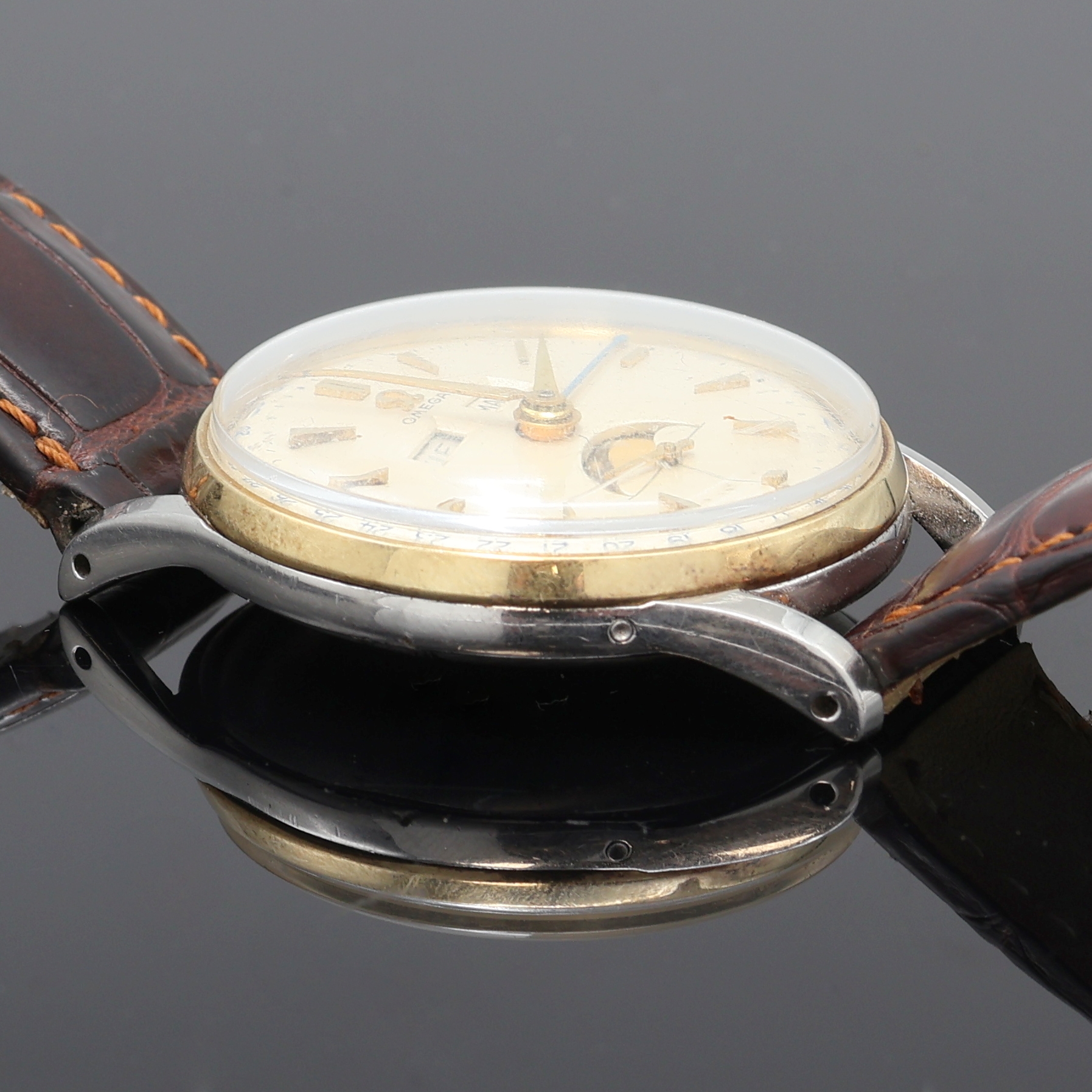 Detail e: OMEGA seltene, astronomische Herrenarmbanduhr Serie Cosmic Referenz 2471-7, Schweiz um 1947, Handaufzug, Edelstahlgeh., Boden u. gold. Glasrand ...