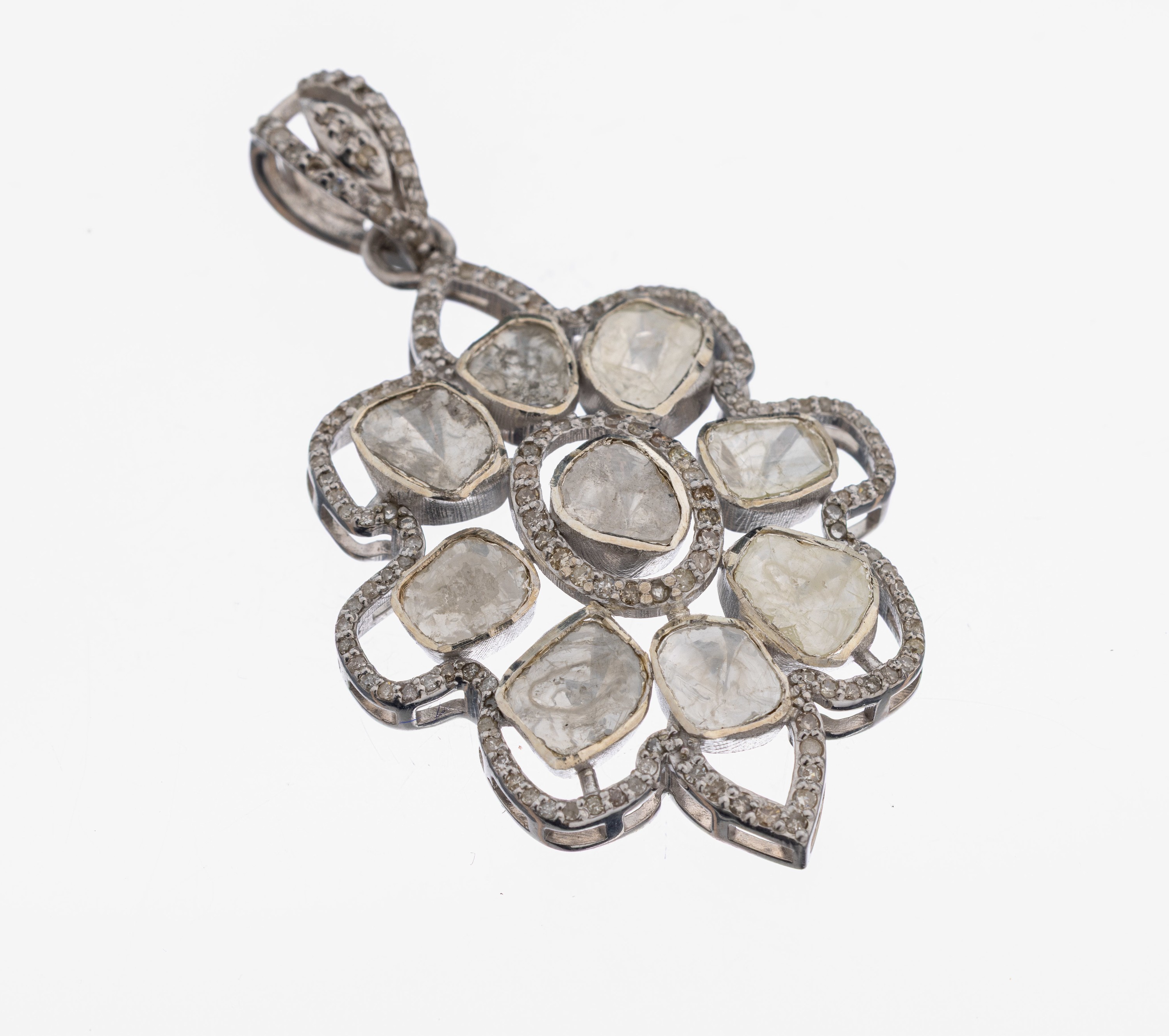 Diamant-Anhänger, Silber gepr., bes. mit 9 facett. Diamant-Rosen zus. ca. 1.40 ct, weitere 8/8-Diam. zus. ca. 0.60 ct, z.T. verbödet, L. ca. 4.5 ...