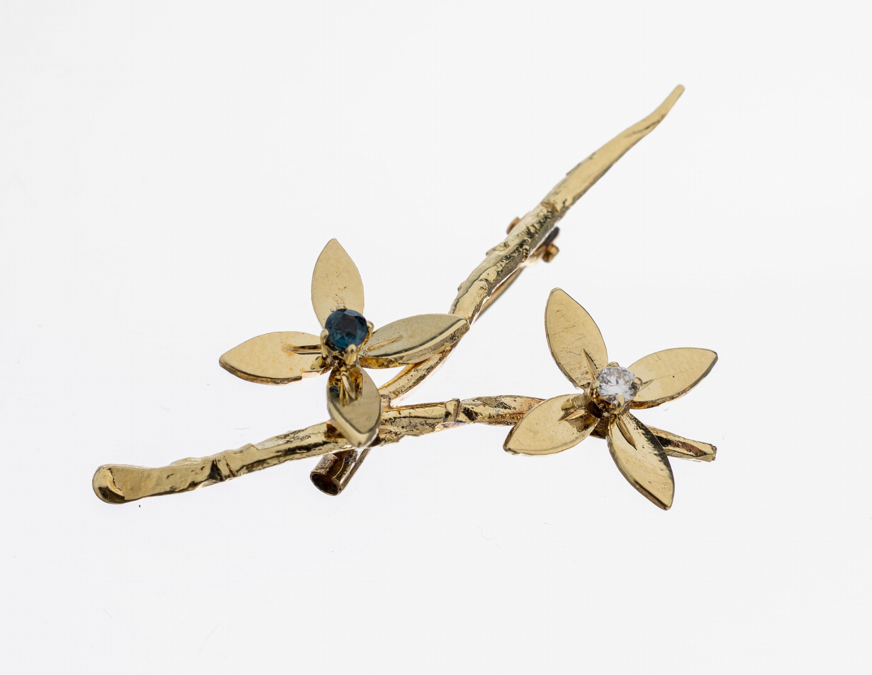 14 kt Gold Brillant-Saphir-Brosche, GG 585/000, in Form zweier Blüte, Brillant und facett. Saphir, L. ca. 4 cm, ca. 3.5 g