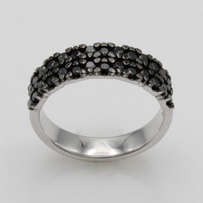 27110102a - Ring mit Diamanten, WG 585/000, 28 Diam. zus. ca.0.50 ct schwarz (beh.) in geschwärzter ...