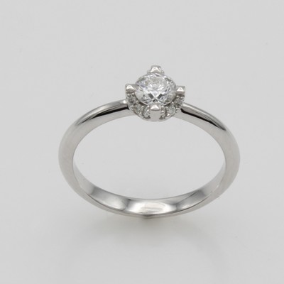 27110106a - Ring mit Brillanten, WG 585/000, Brill.- Solitär ca.0.420 ct und Besatzbrill. an Krap- ...