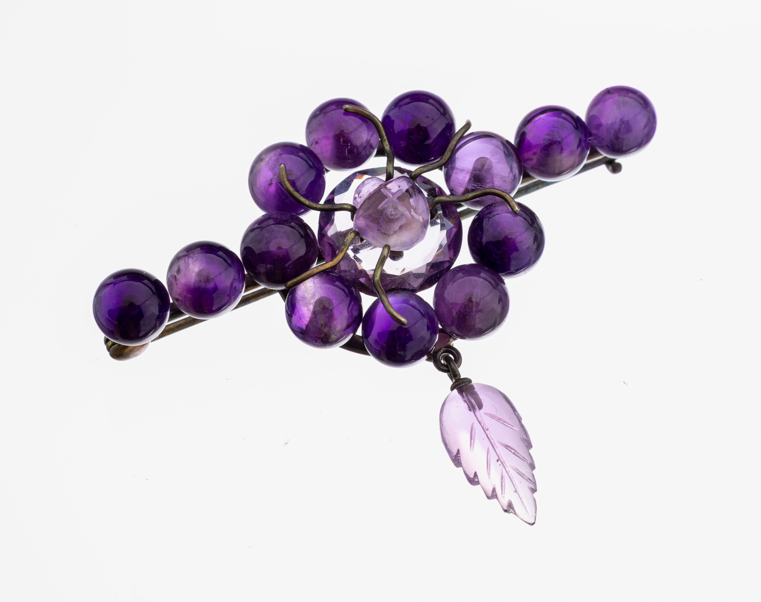 Image 27110225 - Amethyst-Brosche, Idar Oberstein um 1880-90, mittig facett. Amethyst mit aufgelegter ...