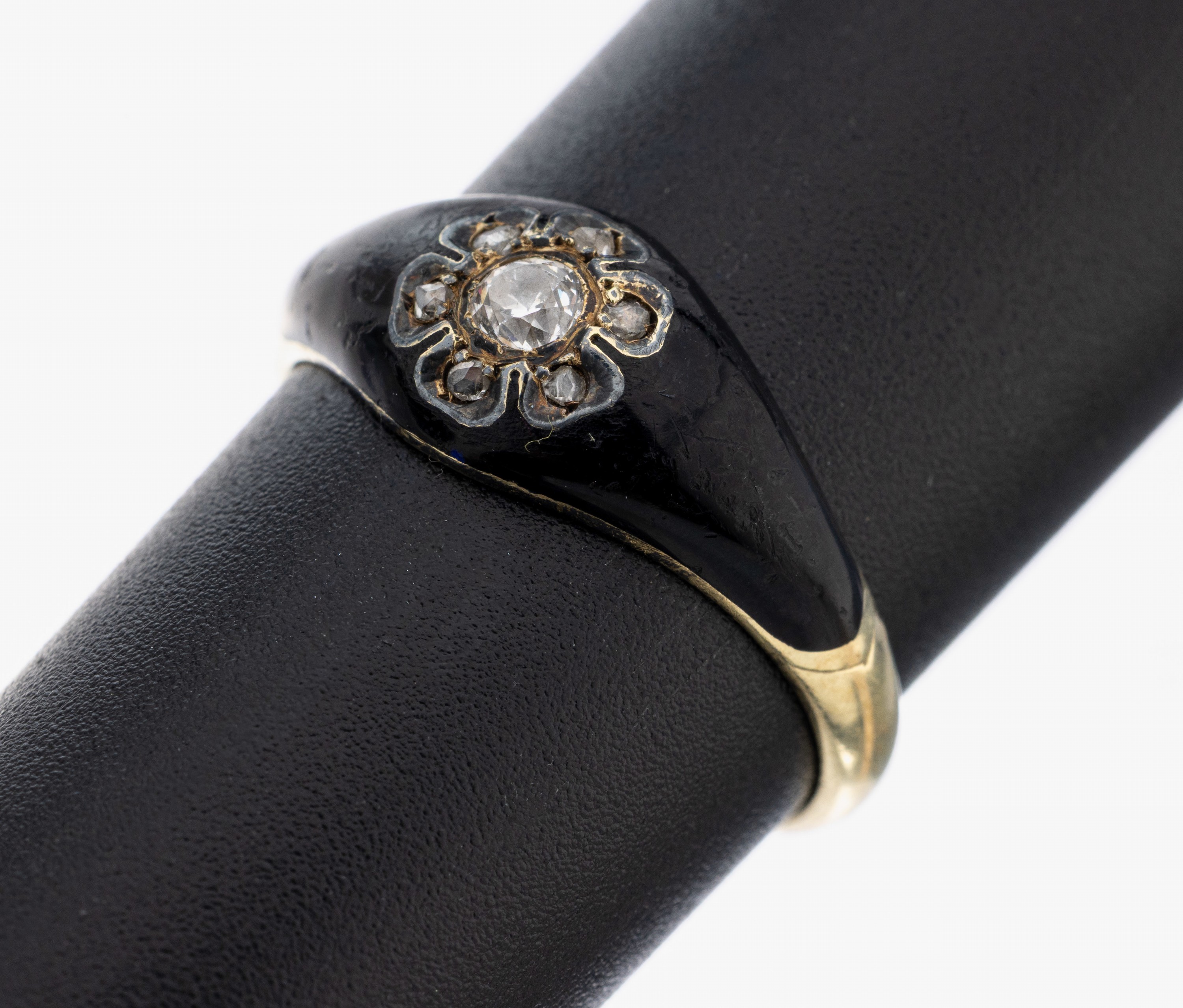 Image 27110228 - 14 kt Gold Email-Diamant-Ring, um 1900, GG 585/000, schwarzes Email (min. besch.), ...