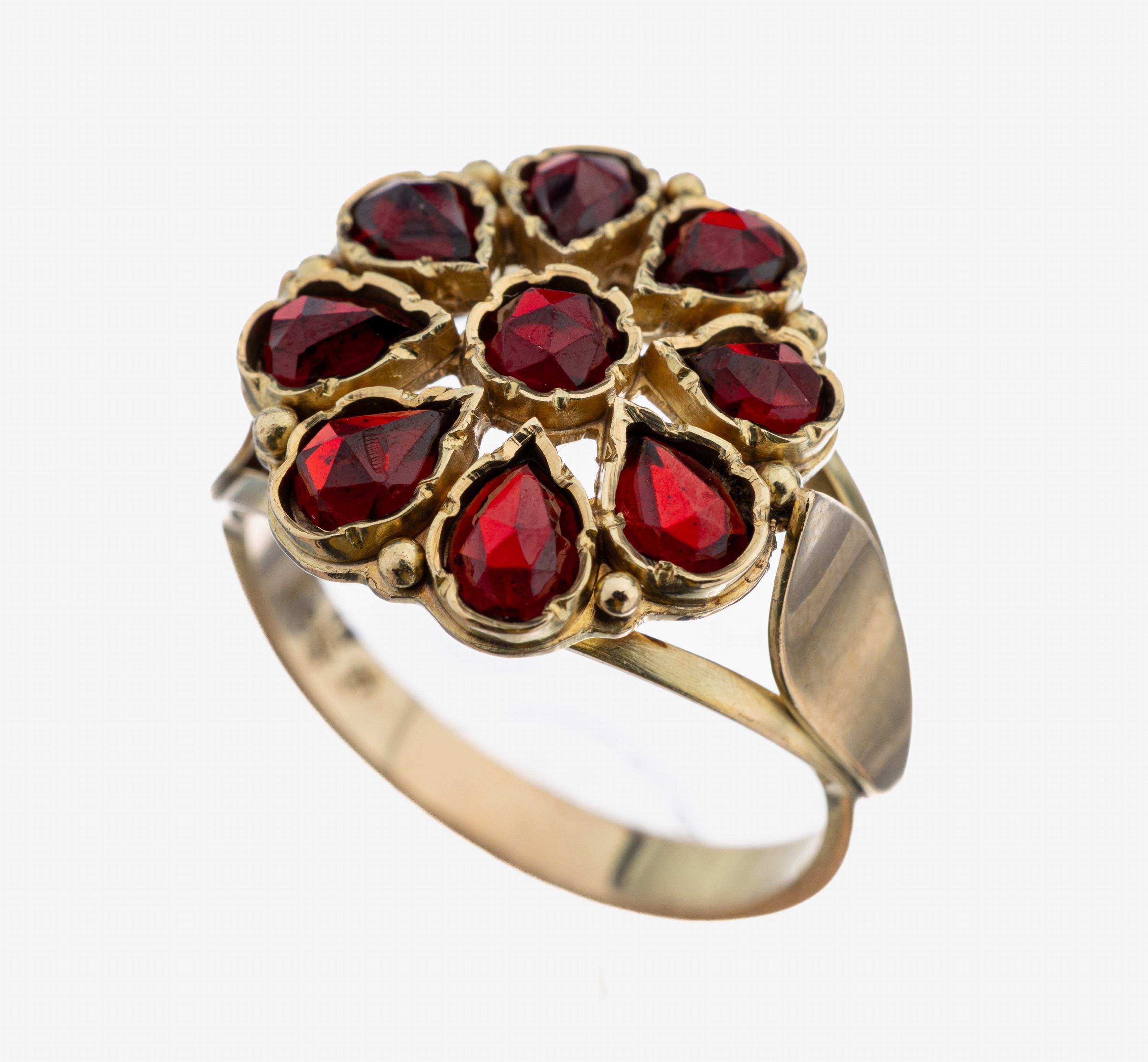 14 kt Gold Granat-Ring, GG 585/000, blütenförmiger Ringkopf, bes. mit facett. Granattropfen, RW 56, ca. 5 g