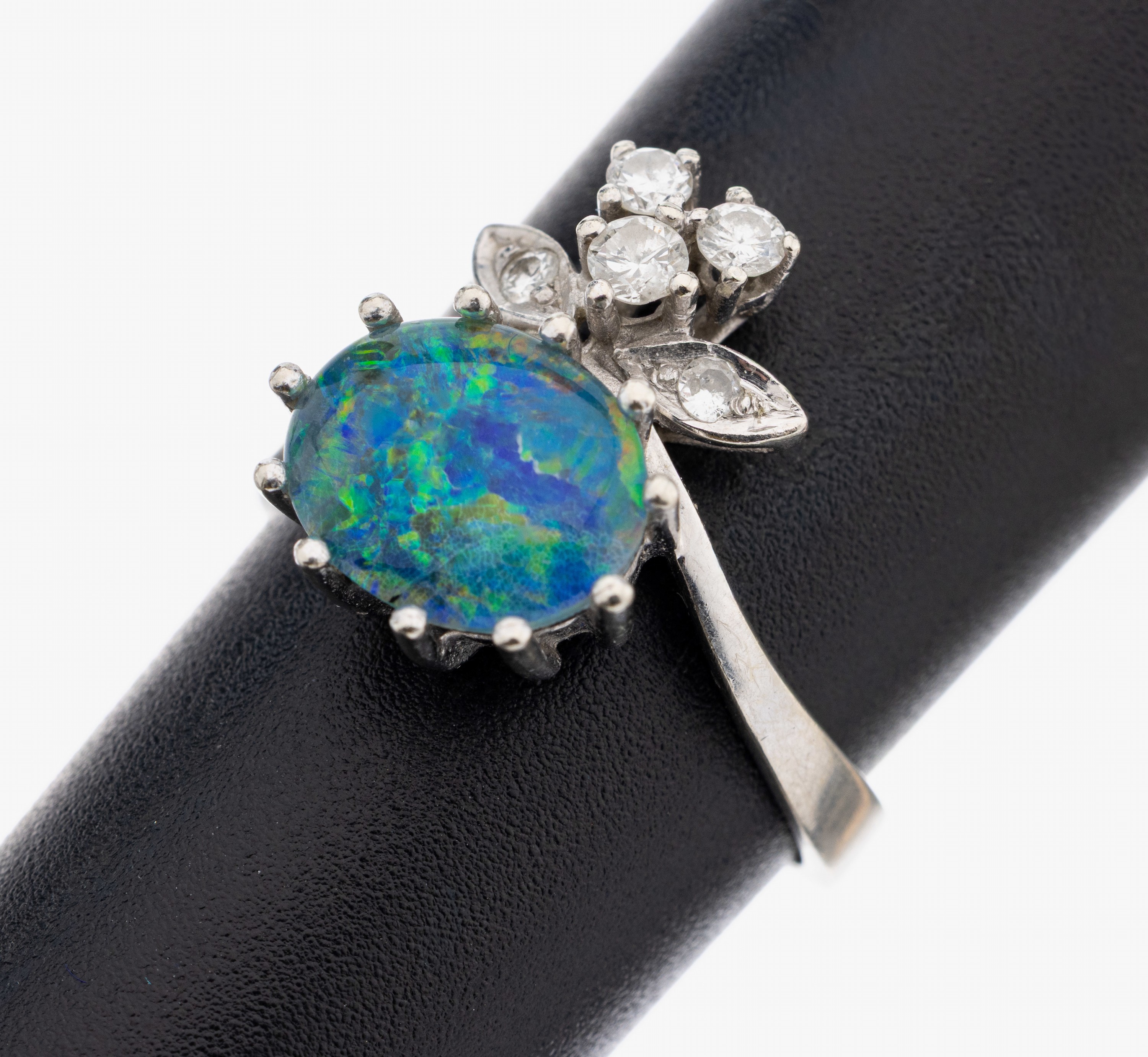 14 kt Gold Opal-Brillant-Ring, WG 585/000, florale Gestaltung, ovale Opaltriplette, 5 Brillanten zus. ca. 0.20 ct (grav.) Weiß/si-p,RW 53, ca. 3.7 g
