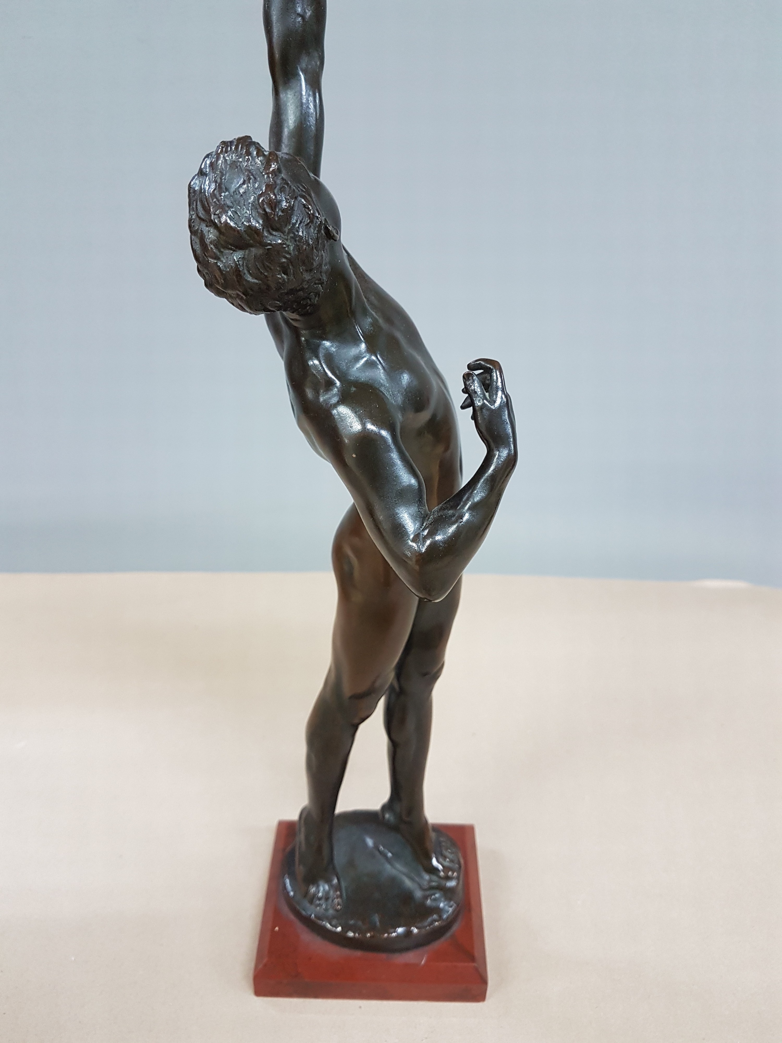 Detail b: Bronzeskulptur männlicher Akt mit Bogen, 20.Jh, sign. H. ca. 39 cm Signatur noch zu entziffern