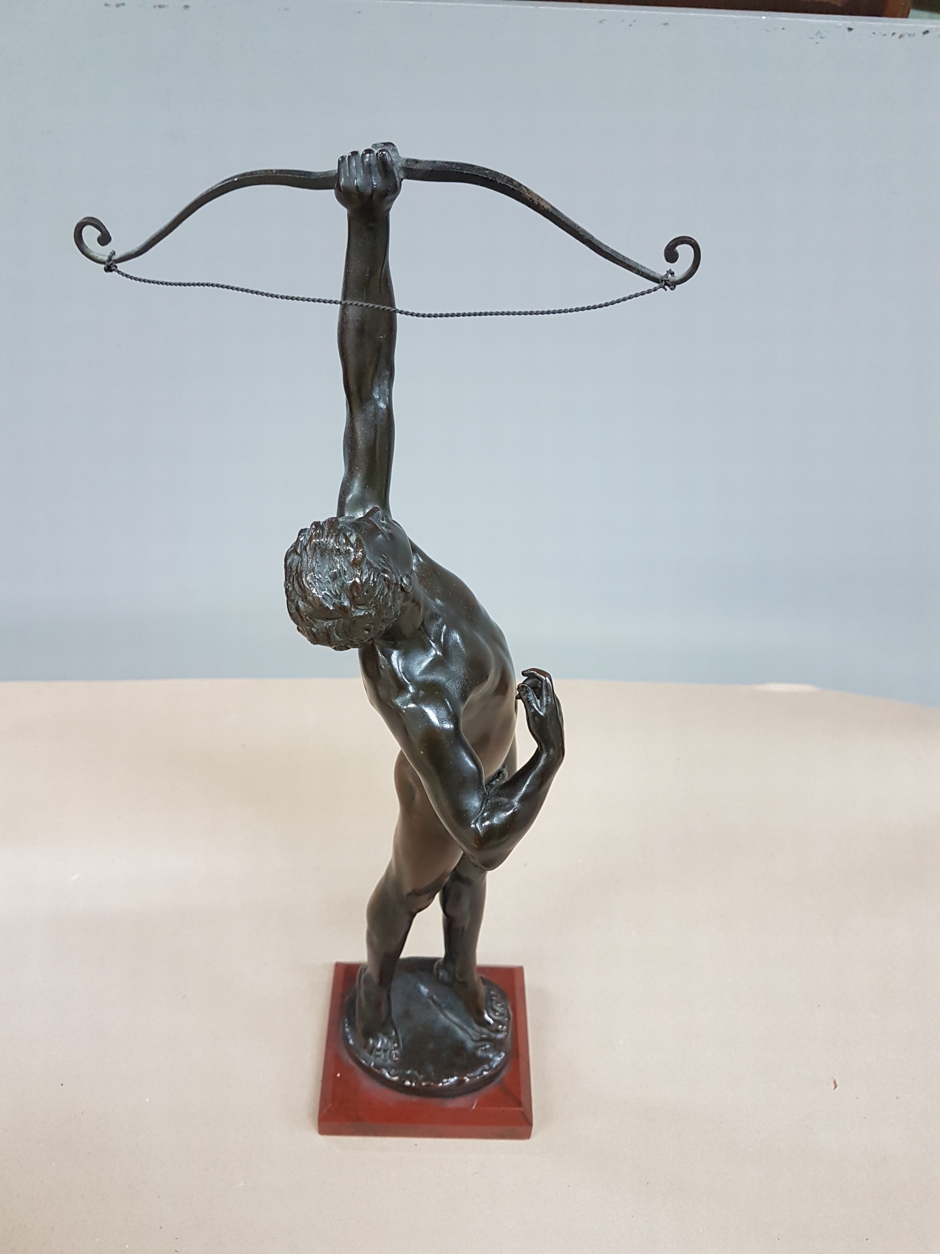 Detail c: Bronzeskulptur männlicher Akt mit Bogen, 20.Jh, sign. H. ca. 39 cm Signatur noch zu entziffern