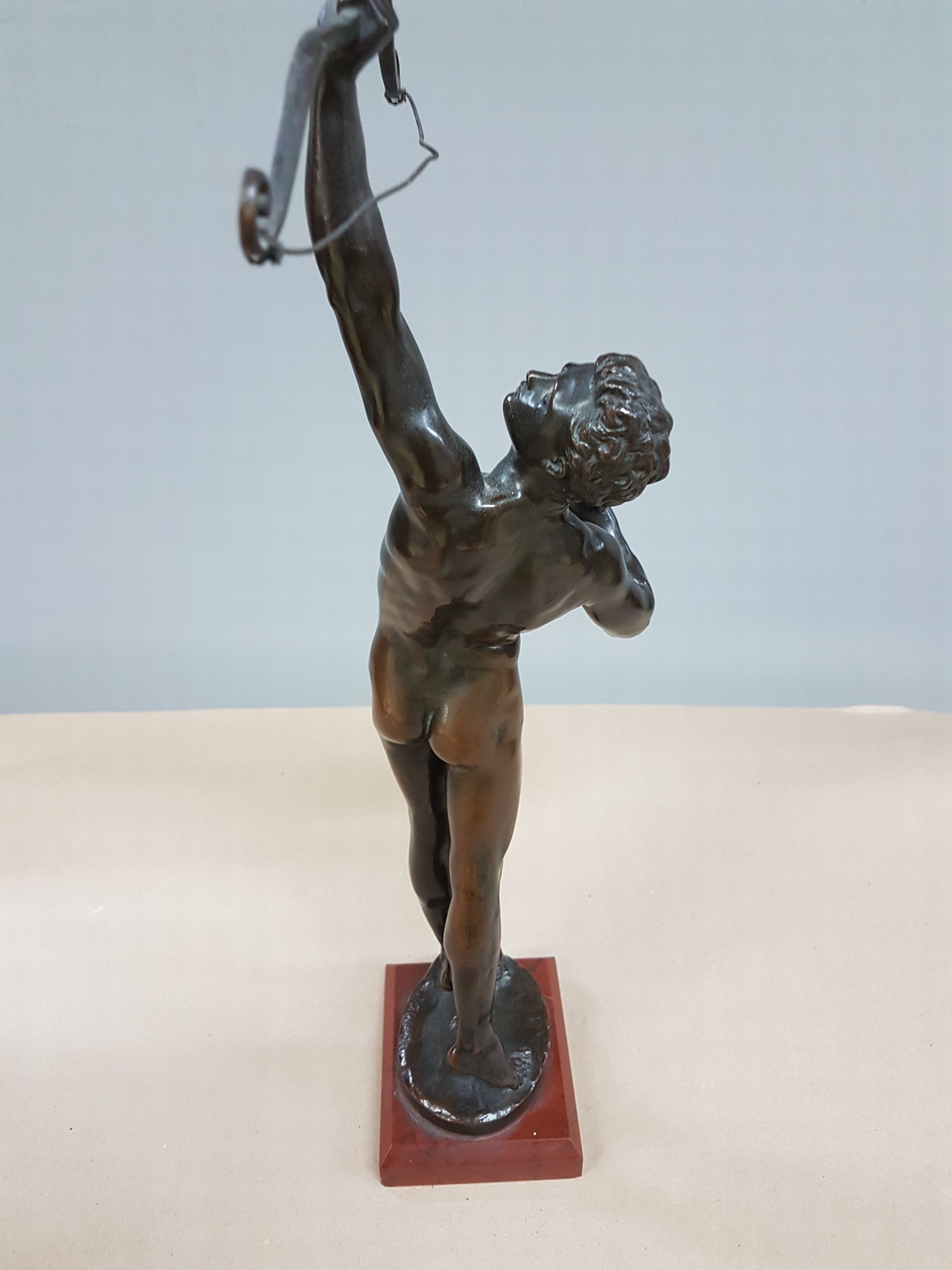 Detail d: Bronzeskulptur männlicher Akt mit Bogen, 20.Jh, sign. H. ca. 39 cm Signatur noch zu entziffern
