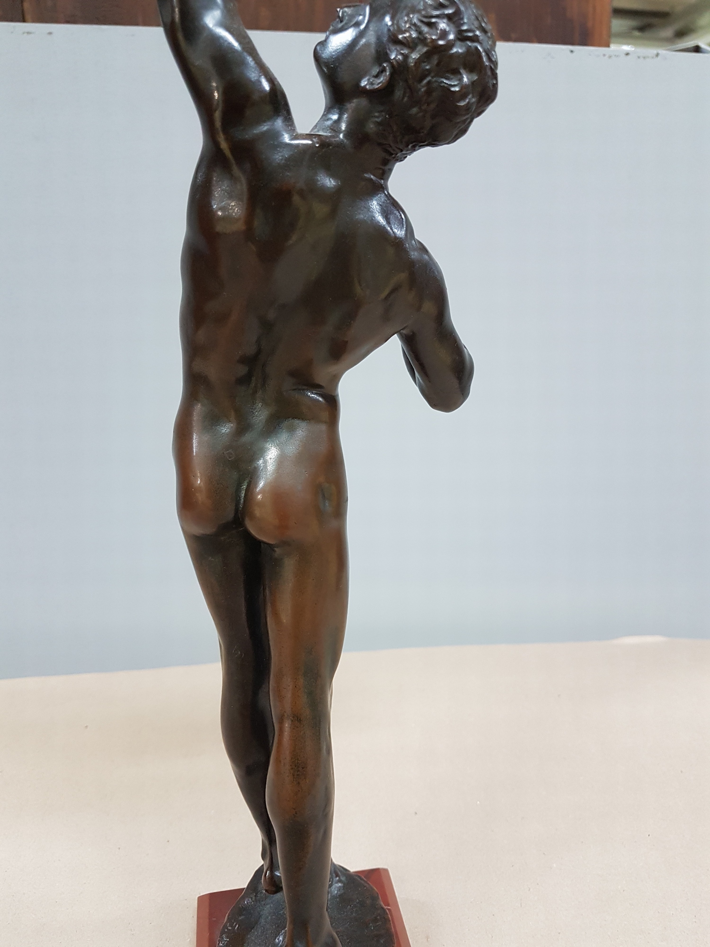 Detail e: Bronzeskulptur männlicher Akt mit Bogen, 20.Jh, sign. H. ca. 39 cm Signatur noch zu entziffern