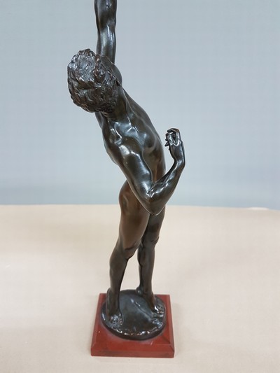 27110257b - Bronzeskulptur männlicher Akt mit Bogen, 20.Jh, sign. H. ca. 39 cm Signatur noch zu ...