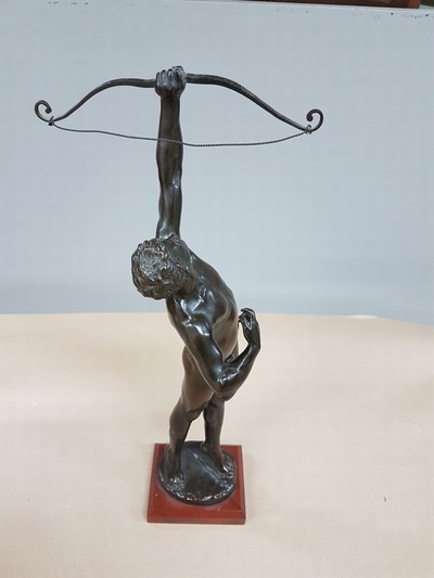 27110257c - Bronzeskulptur männlicher Akt mit Bogen, 20.Jh, sign. H. ca. 39 cm Signatur noch zu ...