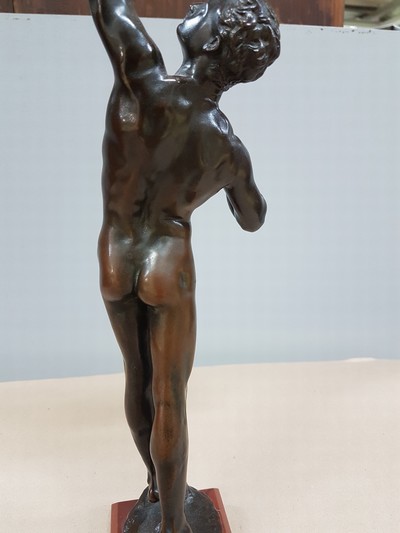 27110257e - Bronzeskulptur männlicher Akt mit Bogen, 20.Jh, sign. H. ca. 39 cm Signatur noch zu ...