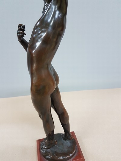 27110257g - Bronzeskulptur männlicher Akt mit Bogen, 20.Jh, sign. H. ca. 39 cm Signatur noch zu ...