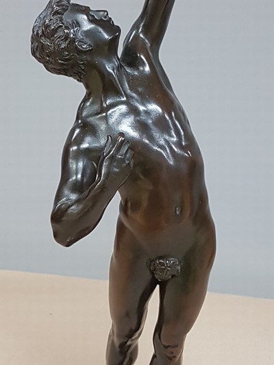 27110257i - Bronzeskulptur männlicher Akt mit Bogen, 20.Jh, sign. H. ca. 39 cm Signatur noch zu ...