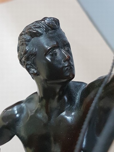 27110257j - Bronzeskulptur männlicher Akt mit Bogen, 20.Jh, sign. H. ca. 39 cm Signatur noch zu ...
