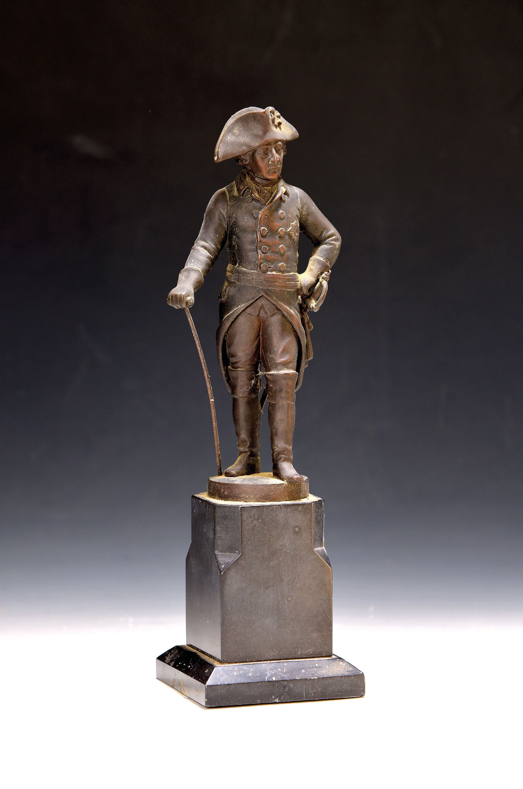 Image 27110348 - Offizier auf Steinsockel, mit Spazierstock, H. ca. 30 cm