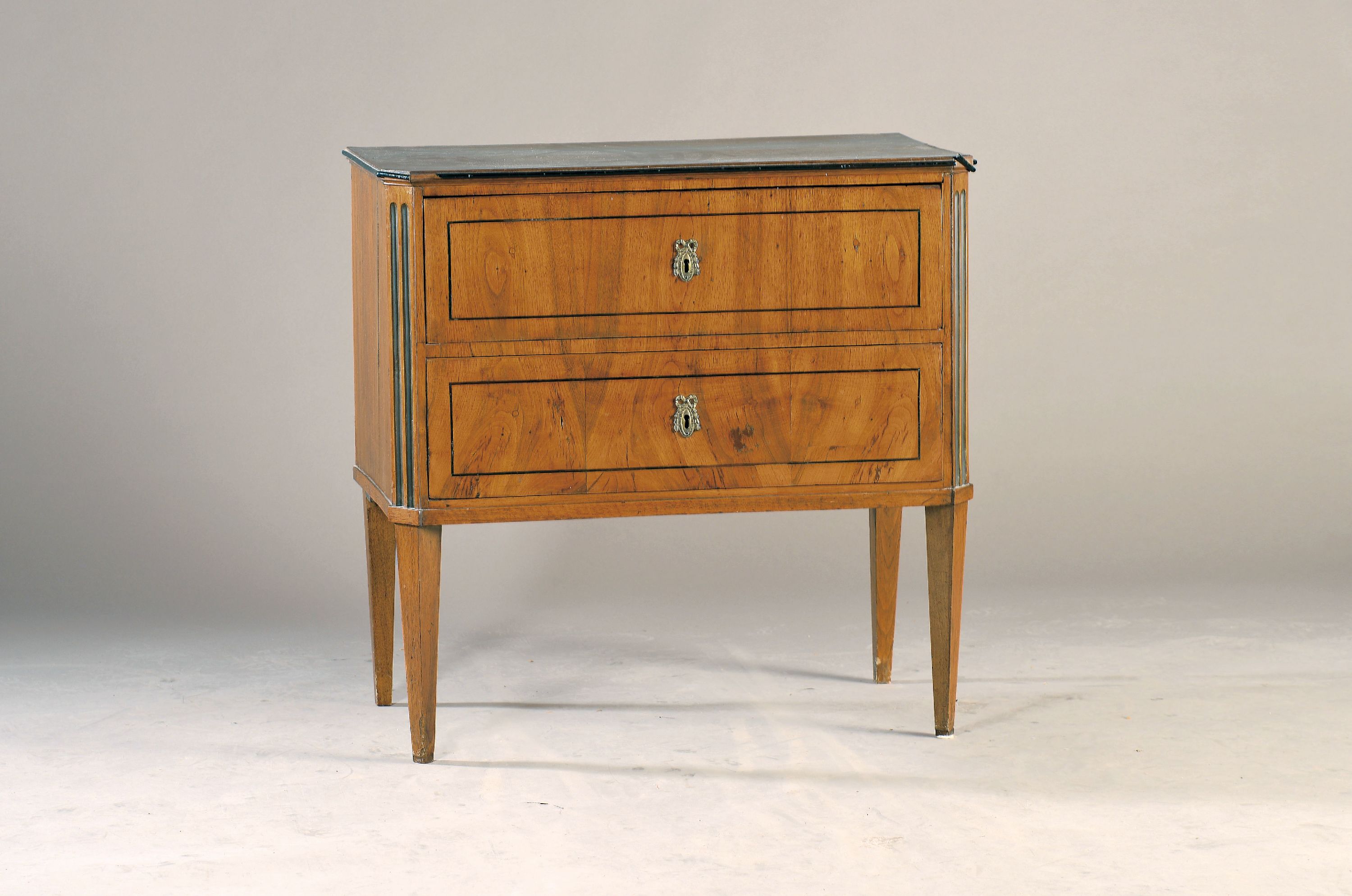 Image 27110359 - Kommode, klassizistisch, um 1780, Nußbaum, 2 Schubladen, Front mit Kanneluren, ...