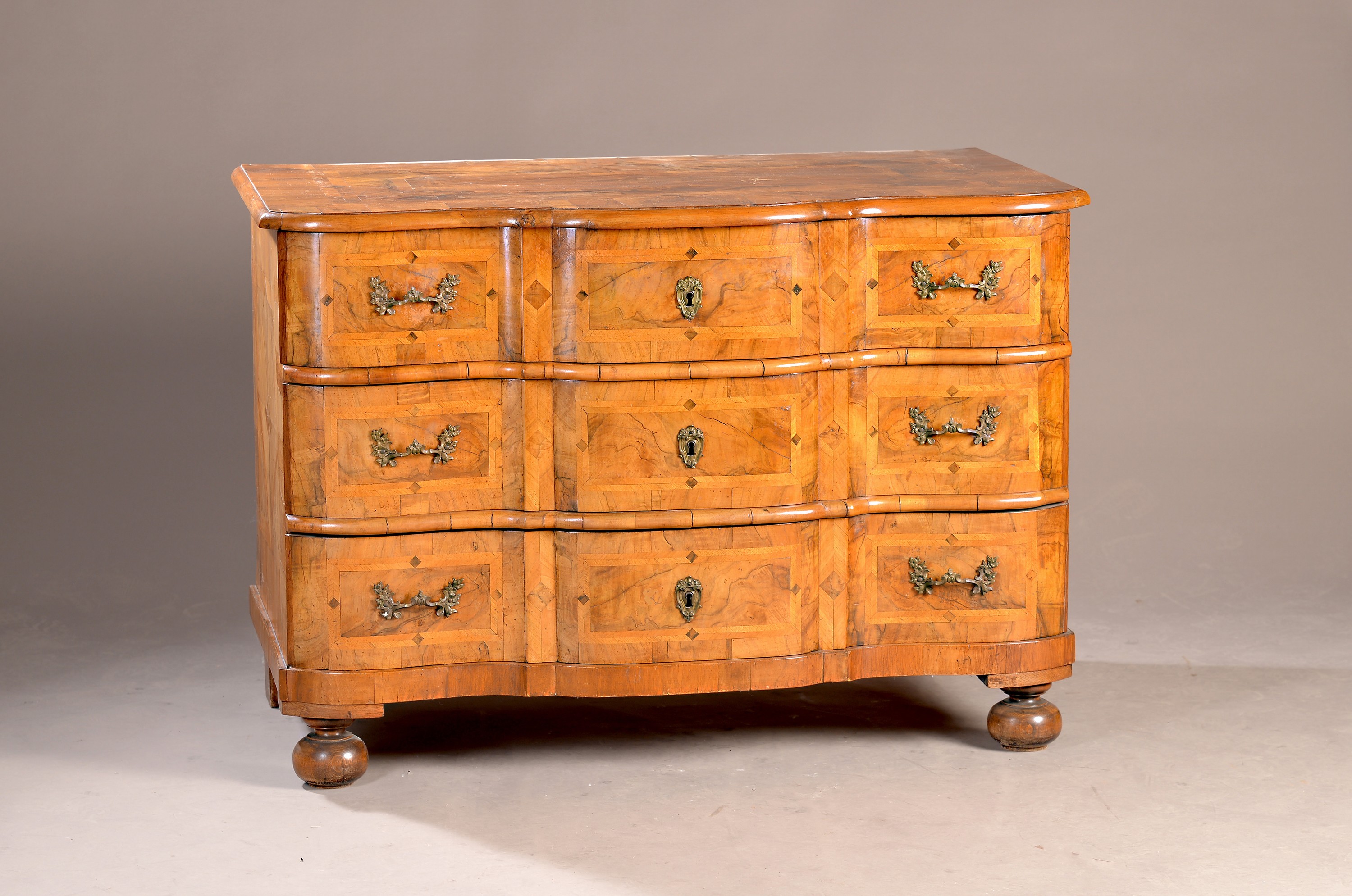 Image 27110362 - Barock-Kommode, um 1740/50, Nußbaumfurnier, doppelt geschweift, 3 Schubladen, ...