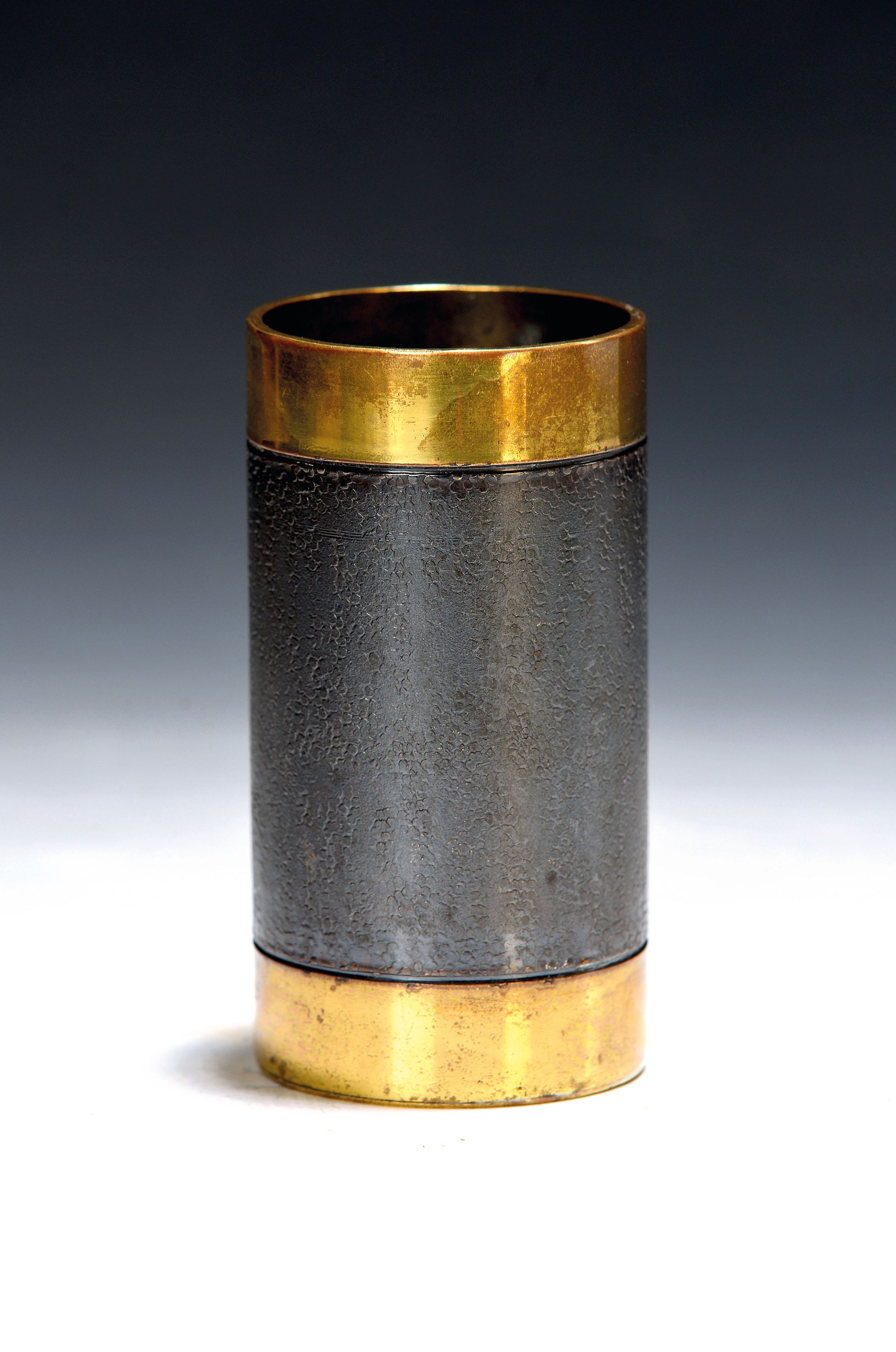 Image 27110391 - Bauhaus Stiftehalter von Hans Przyrembel, (1900-1945), Messing, mittig reich punziert ...
