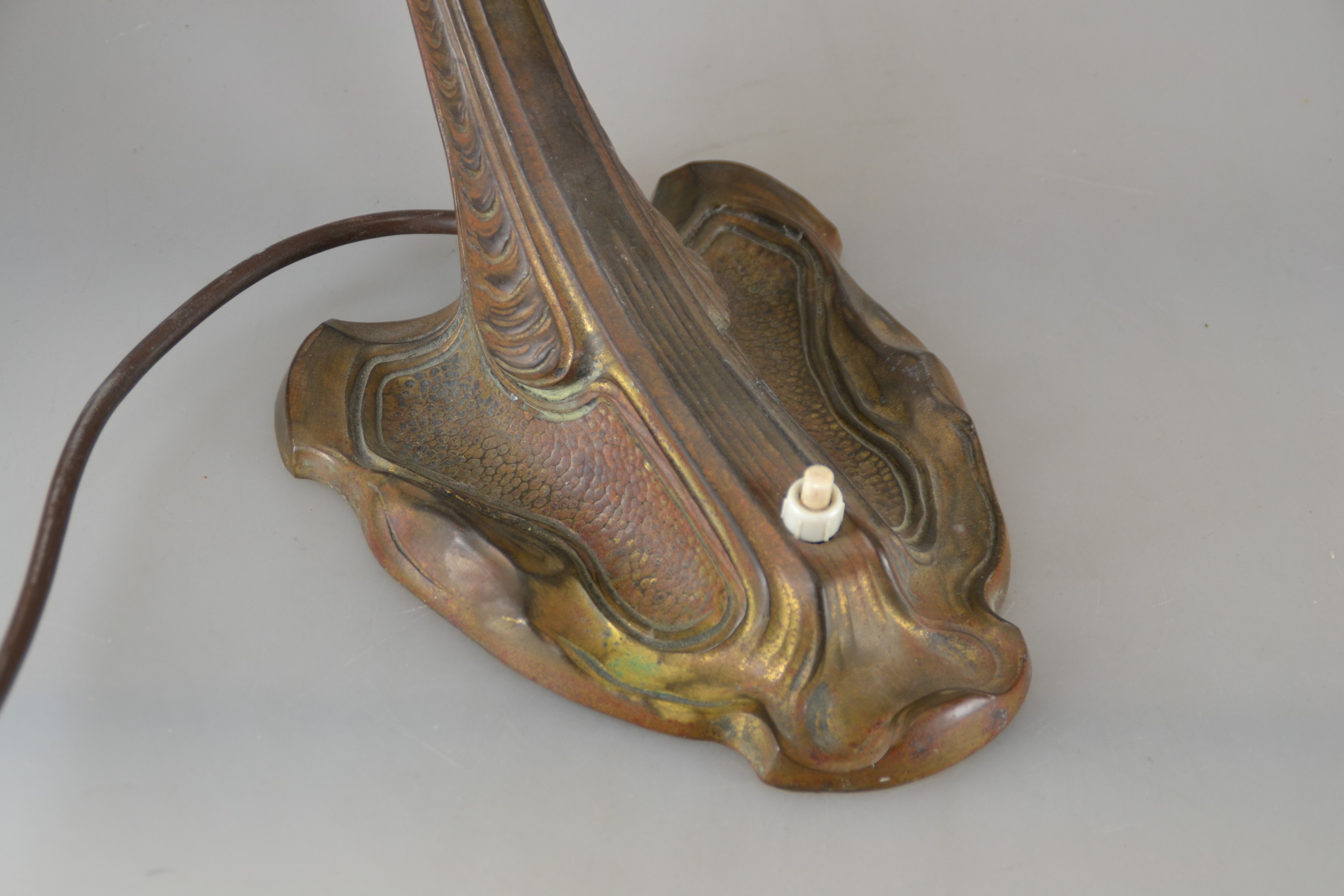 Detail b: Lampenfuß im Stil von Friedrich Adler, Jugendstil, Erstes Viertel 20.Jh., Metall bronzefarben patiniert, vegetabile Formgebung,mit 9 farbigen ...