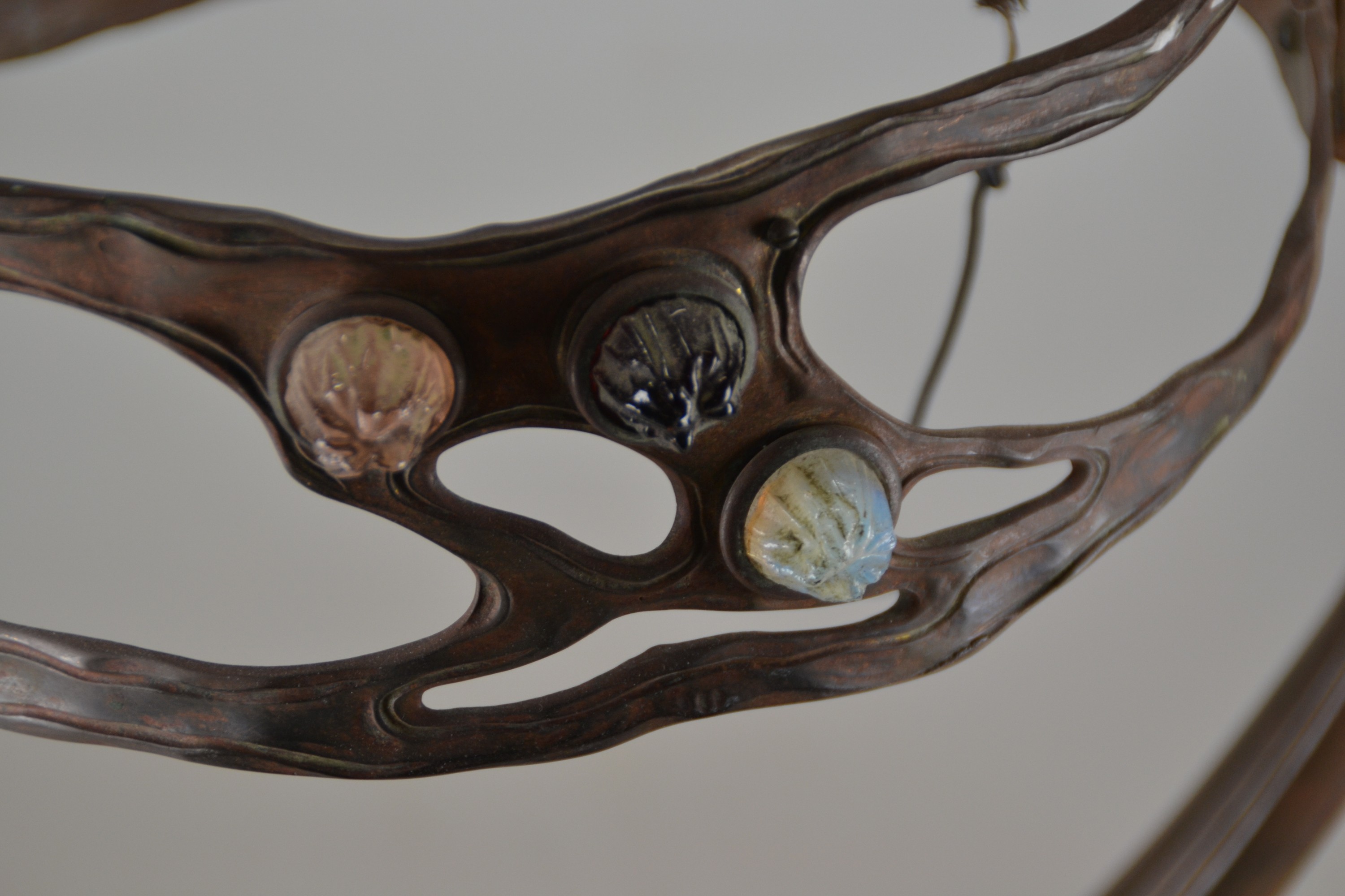 Detail d: Lampenfuß im Stil von Friedrich Adler, Jugendstil, Erstes Viertel 20.Jh., Metall bronzefarben patiniert, vegetabile Formgebung,mit 9 farbigen ...
