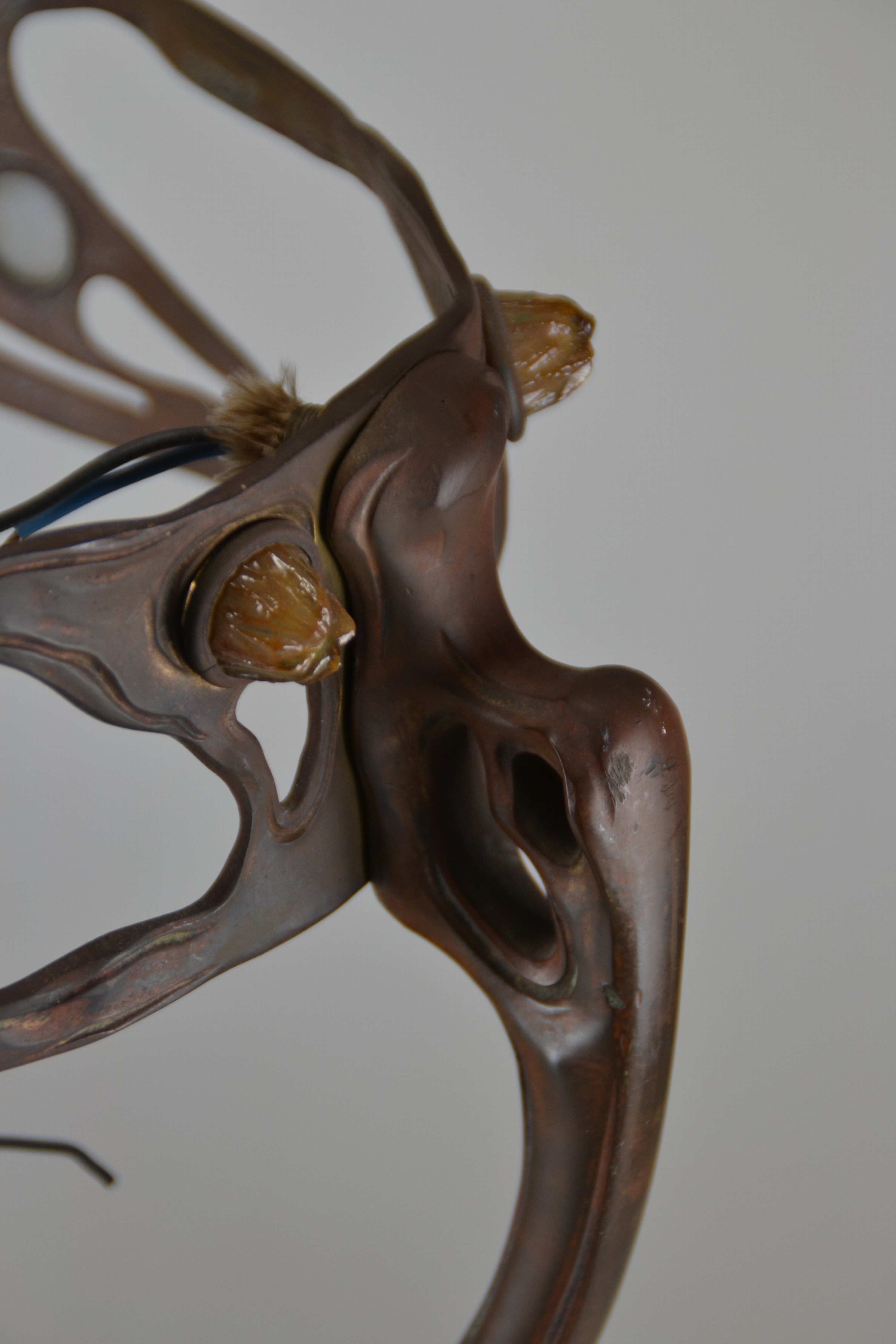 Detail e: Lampenfuß im Stil von Friedrich Adler, Jugendstil, Erstes Viertel 20.Jh., Metall bronzefarben patiniert, vegetabile Formgebung,mit 9 farbigen ...