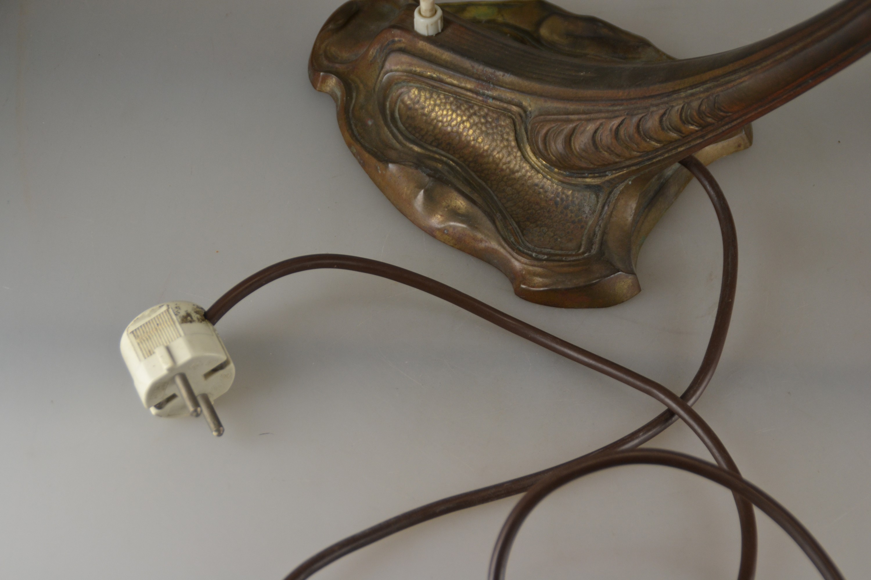 Detail f: Lampenfuß im Stil von Friedrich Adler, Jugendstil, Erstes Viertel 20.Jh., Metall bronzefarben patiniert, vegetabile Formgebung,mit 9 farbigen ...