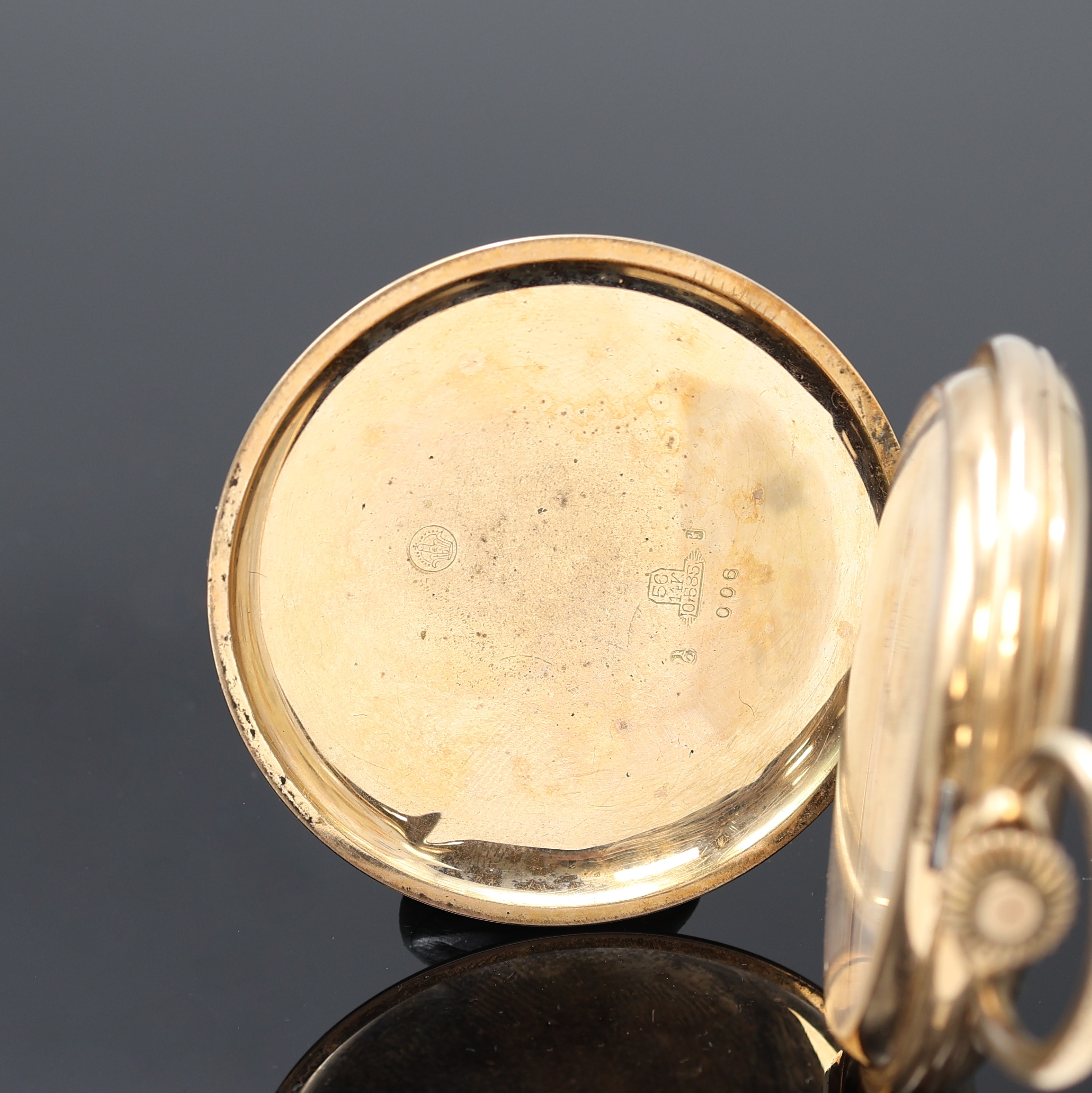 Detail a: Herrensavonette in RoseG 585/000, Schweiz um 1915, Geh. dell., Metallcuvette m. Medaillengravur, Emailzifferbl. besch., arab. Zahlen, gold. Louis ...