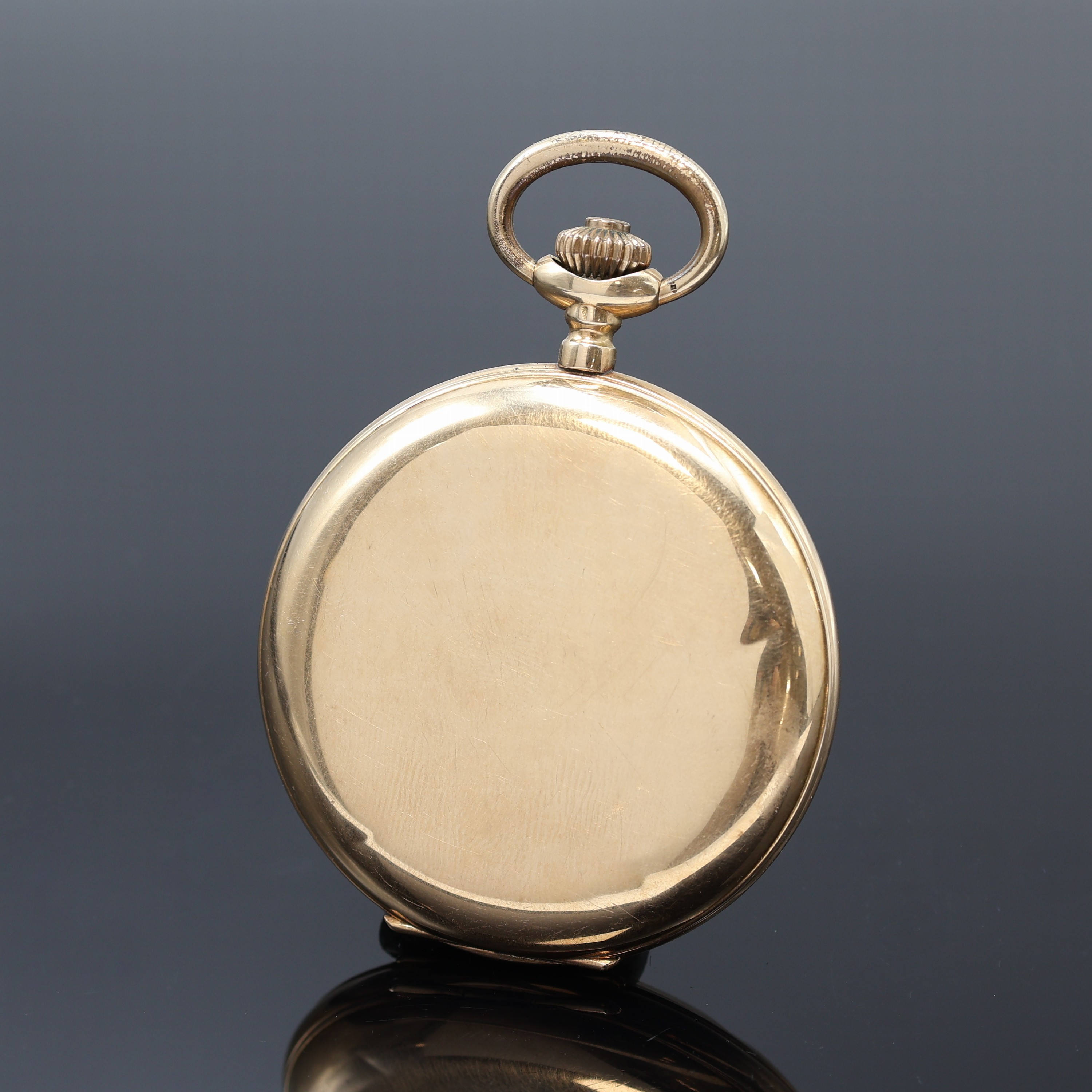 Detail b: Herrensavonette in RoseG 585/000, Schweiz um 1915, Geh. dell., Metallcuvette m. Medaillengravur, Emailzifferbl. besch., arab. Zahlen, gold. Louis ...