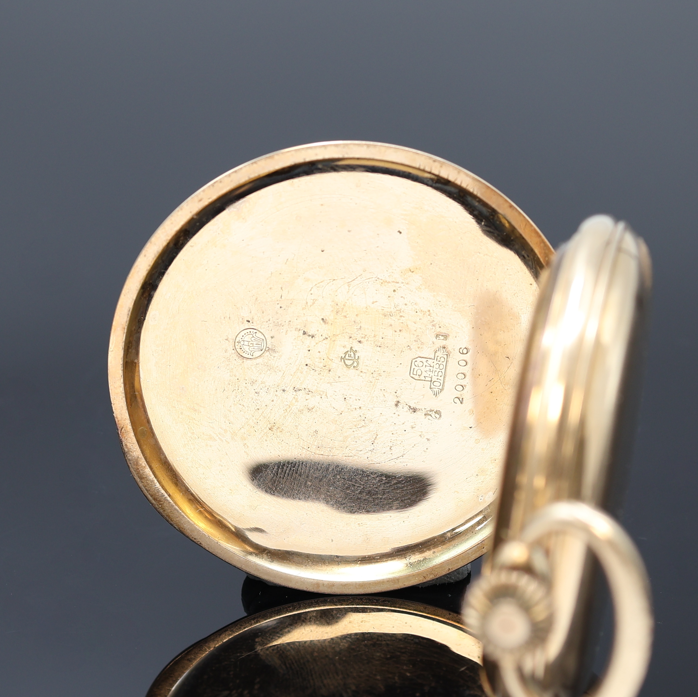 Detail c: Herrensavonette in RoseG 585/000, Schweiz um 1915, Geh. dell., Metallcuvette m. Medaillengravur, Emailzifferbl. besch., arab. Zahlen, gold. Louis ...