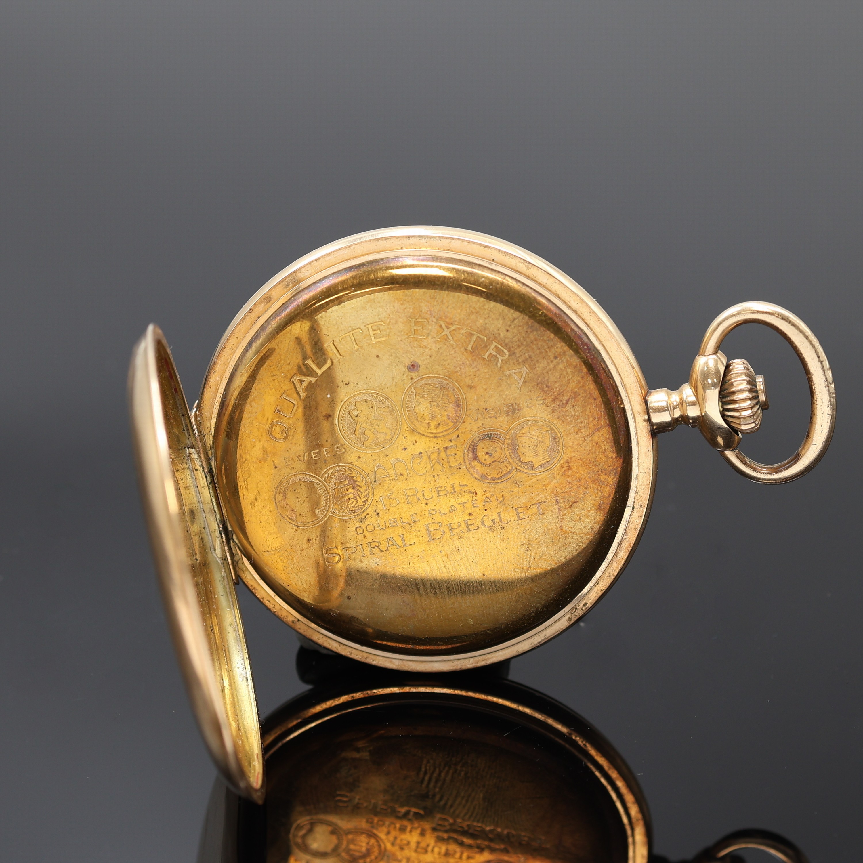 Detail d: Herrensavonette in RoseG 585/000, Schweiz um 1915, Geh. dell., Metallcuvette m. Medaillengravur, Emailzifferbl. besch., arab. Zahlen, gold. Louis ...