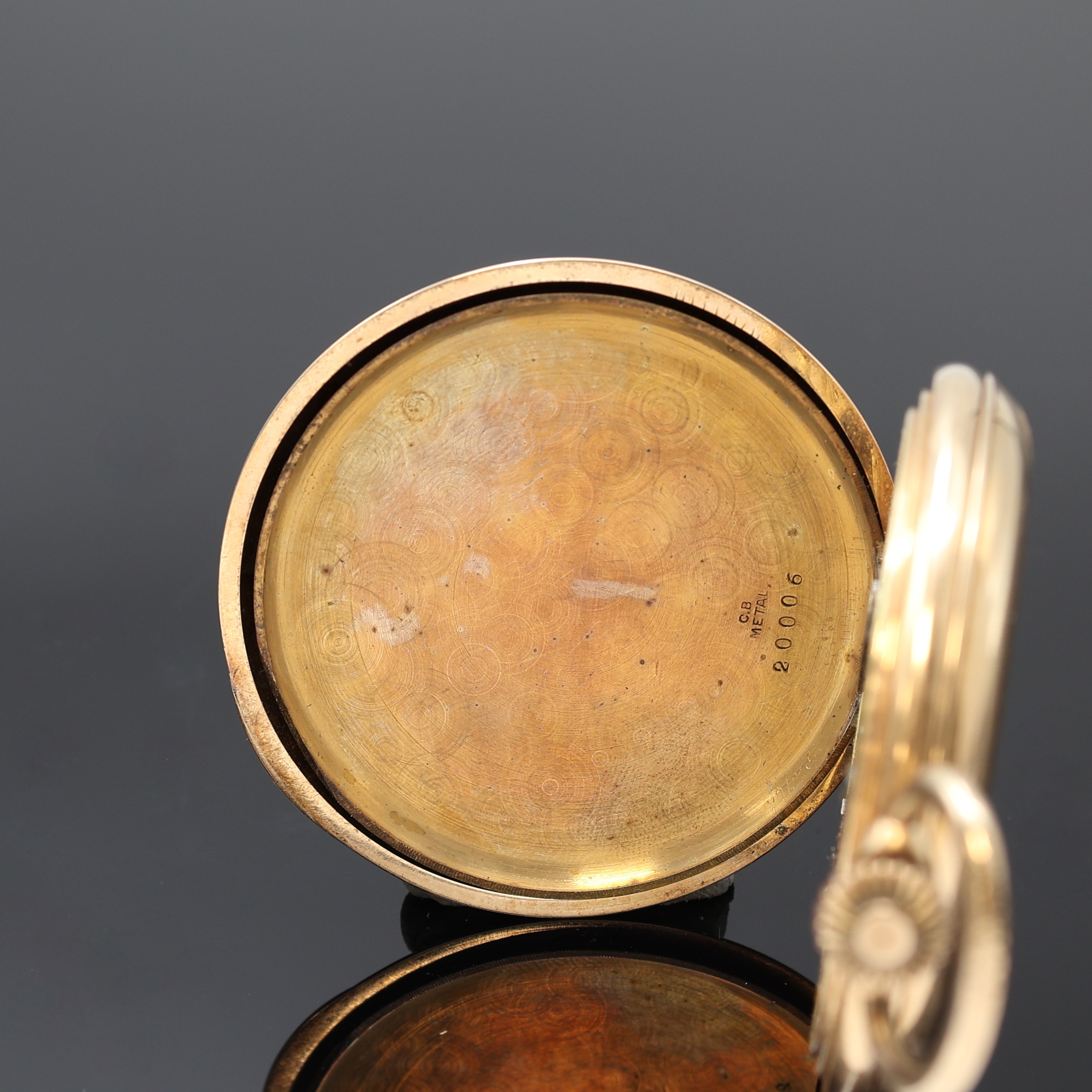 Detail e: Herrensavonette in RoseG 585/000, Schweiz um 1915, Geh. dell., Metallcuvette m. Medaillengravur, Emailzifferbl. besch., arab. Zahlen, gold. Louis ...