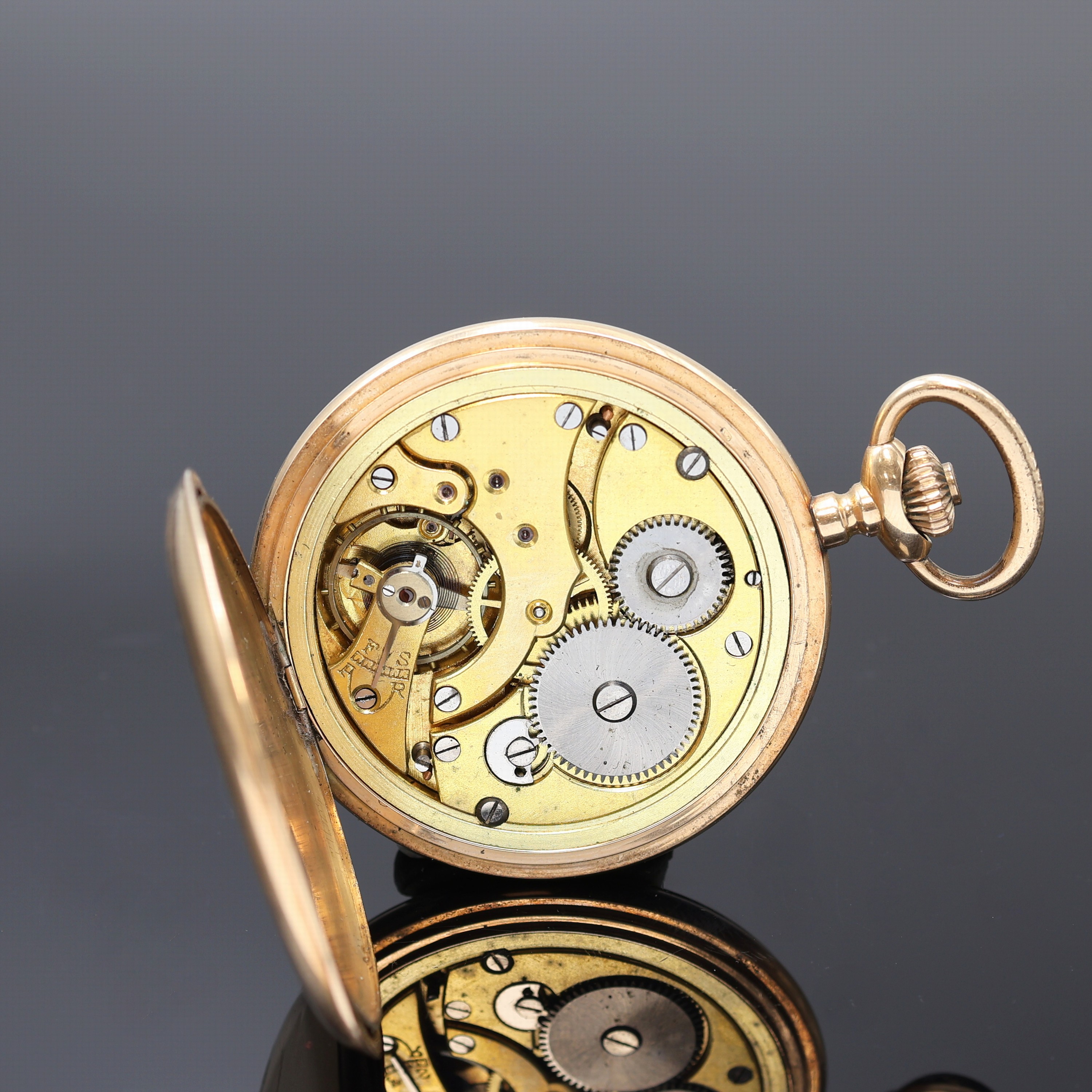 Detail f: Herrensavonette in RoseG 585/000, Schweiz um 1915, Geh. dell., Metallcuvette m. Medaillengravur, Emailzifferbl. besch., arab. Zahlen, gold. Louis ...