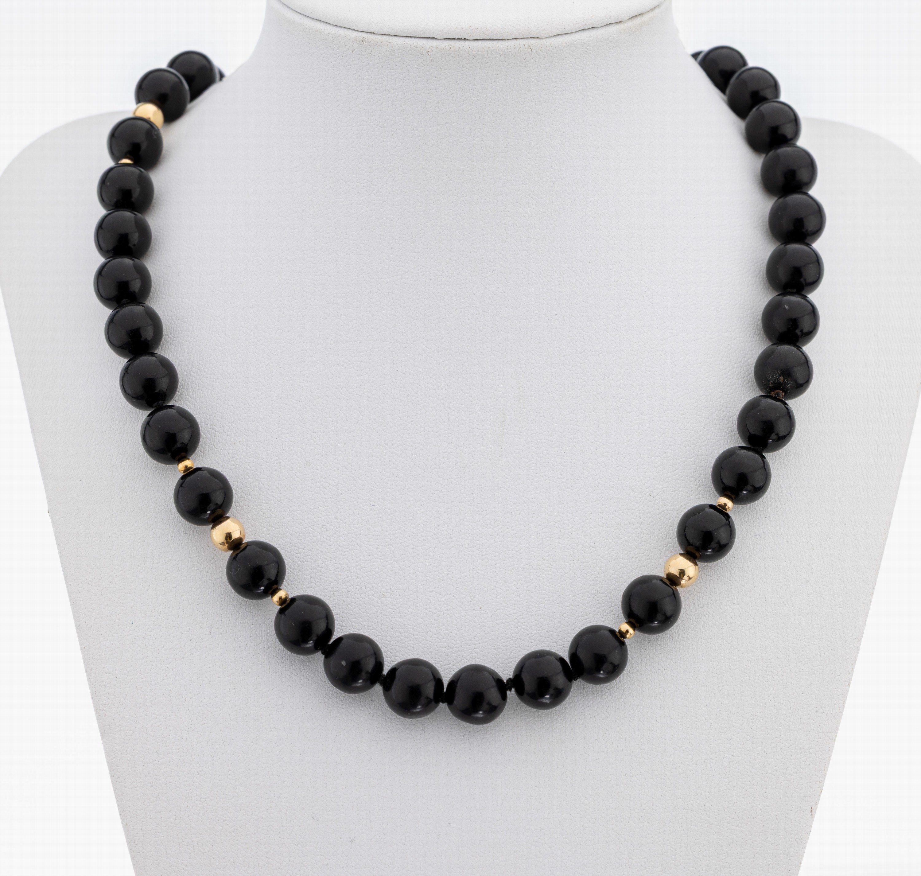 Image 27110677 - Onyx-necklace with 14 kt gold clasp and intermediates , YG 585/000, onyx-spheres, diam. ...