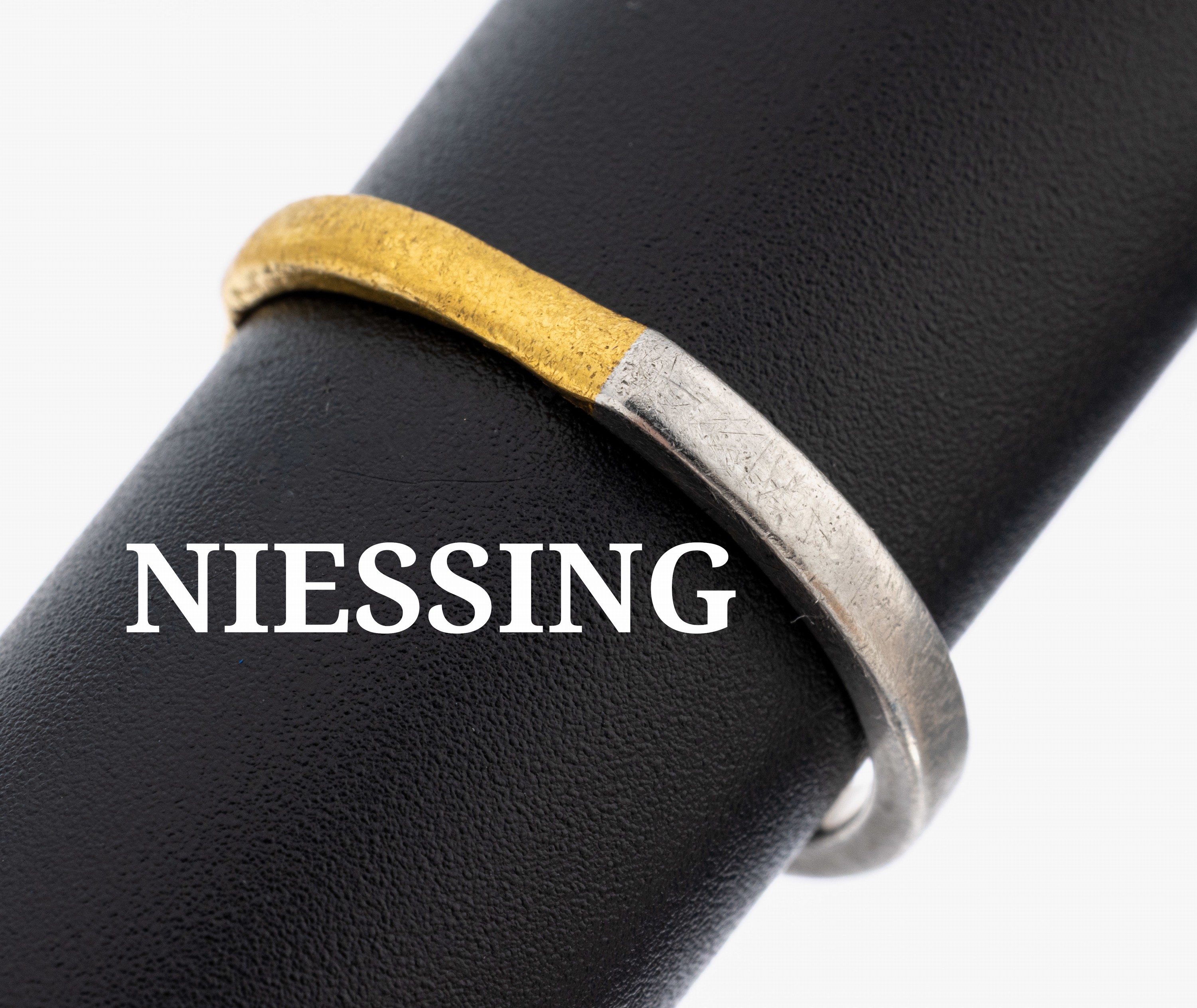Image 27110678 - 24 kt Gold und Platin NIESSING Ring, GG 1000/000 und Pt 950/000, jeweils hälftig, RW ...