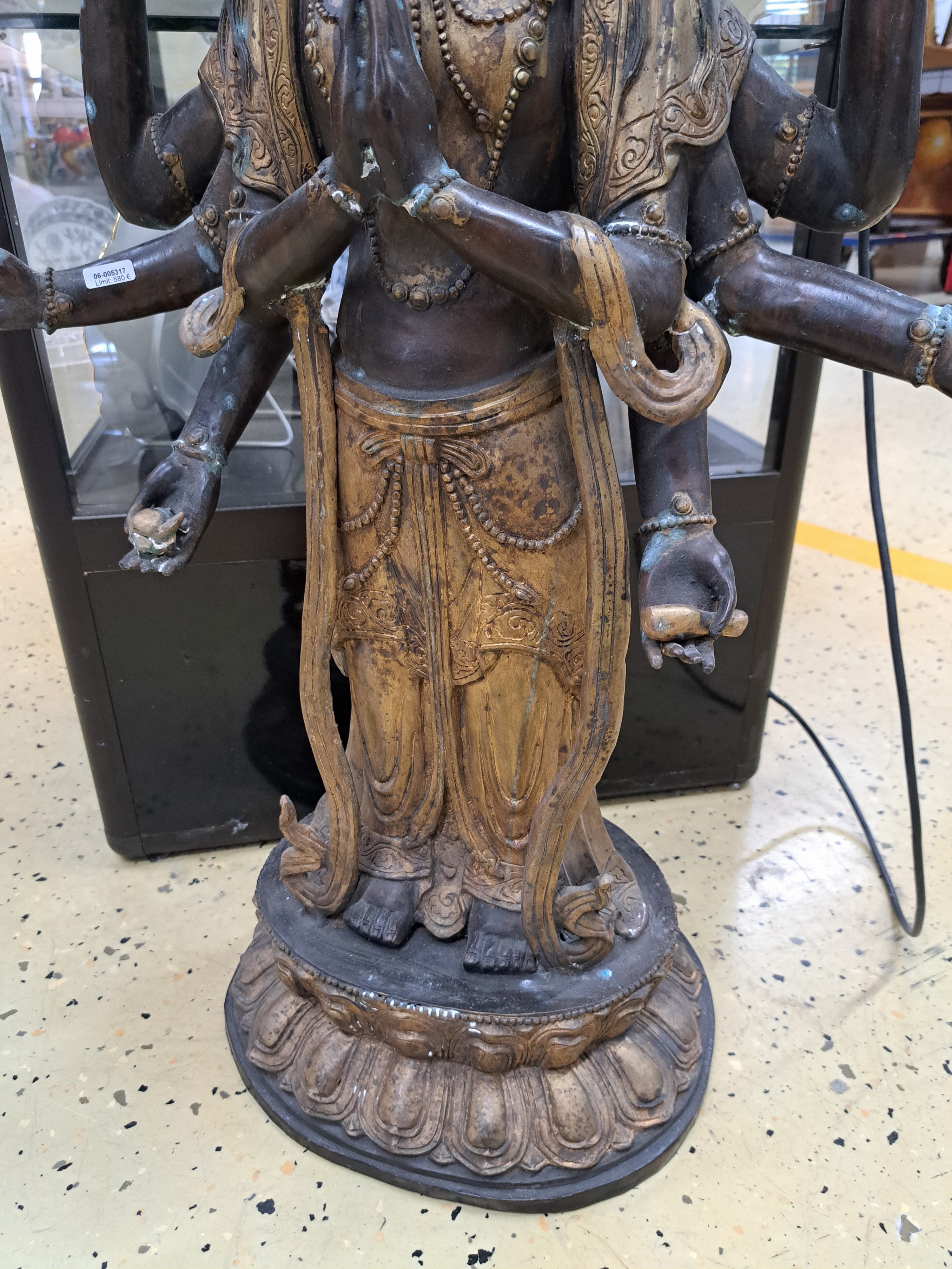 Detail b: Große Skulptur eines Boddhisatvas Avalokiteshvara, wohl Tibet/Nepal, 2.H.20.Jh., Bronze, achtarmig, 11-köpfig, mit Flammen- Aureola, H.ca. 108cm, ...