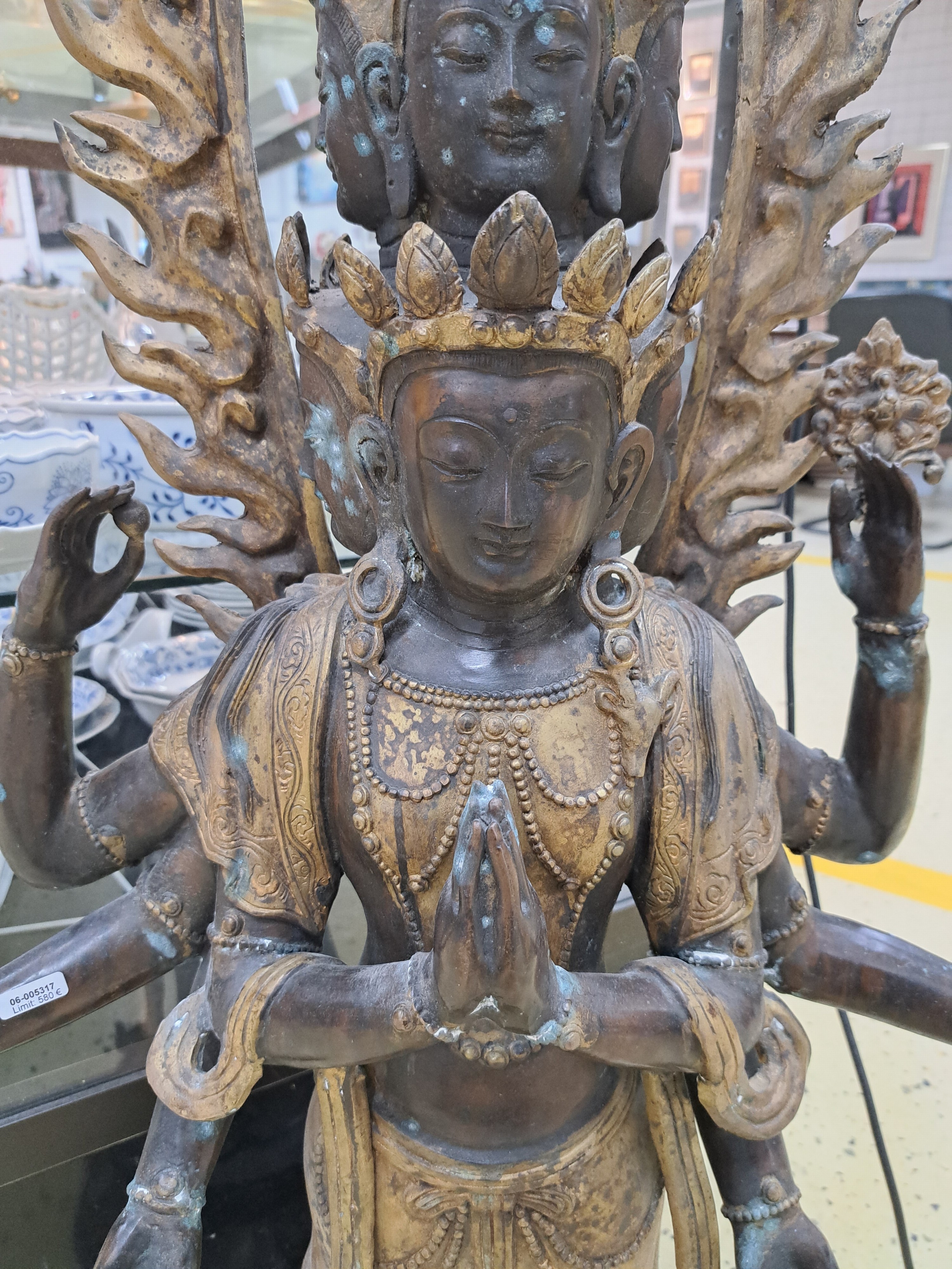 Detail d: Große Skulptur eines Boddhisatvas Avalokiteshvara, wohl Tibet/Nepal, 2.H.20.Jh., Bronze, achtarmig, 11-köpfig, mit Flammen- Aureola, H.ca. 108cm, ...