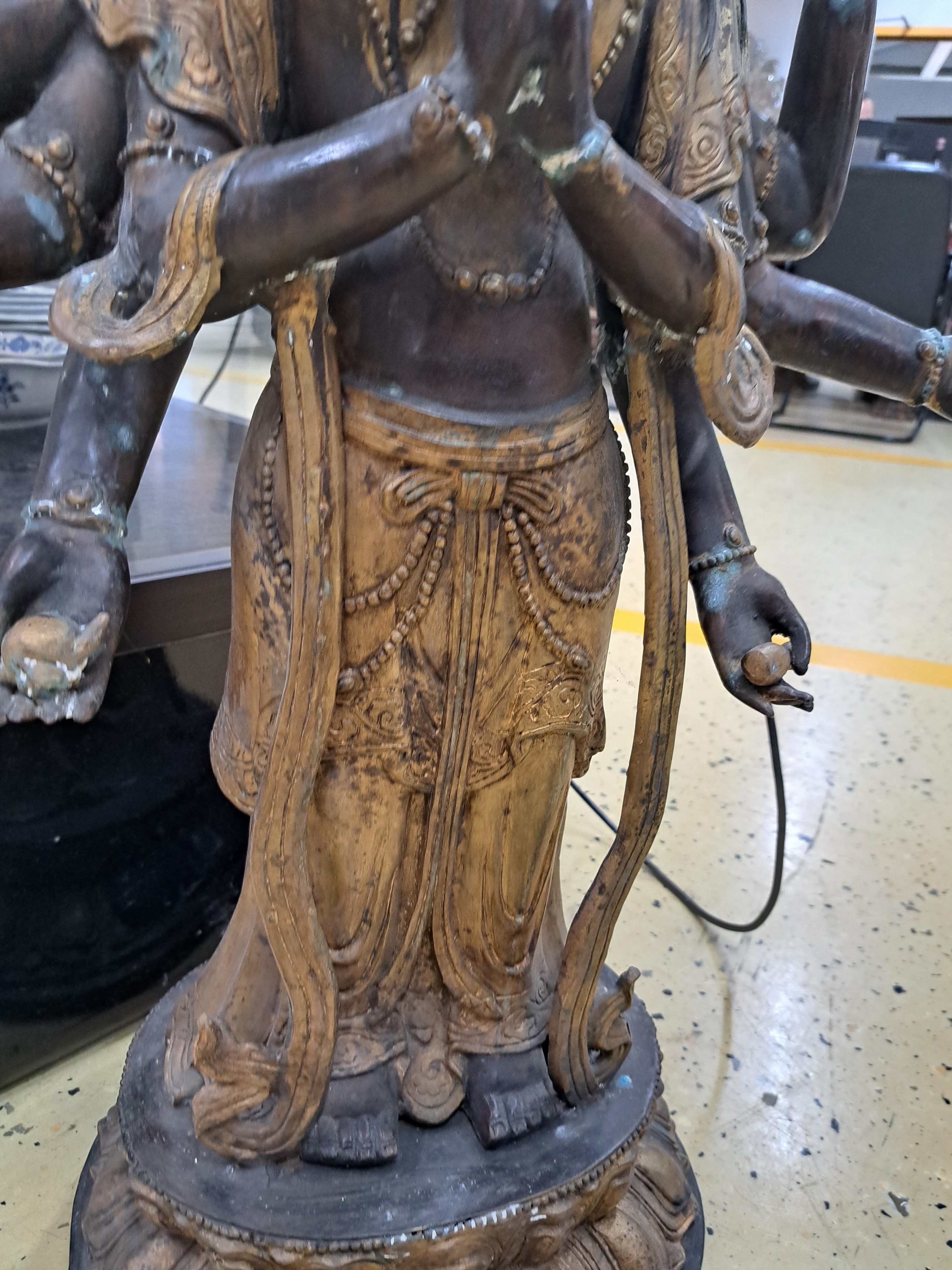 Detail e: Große Skulptur eines Boddhisatvas Avalokiteshvara, wohl Tibet/Nepal, 2.H.20.Jh., Bronze, achtarmig, 11-köpfig, mit Flammen- Aureola, H.ca. 108cm, ...