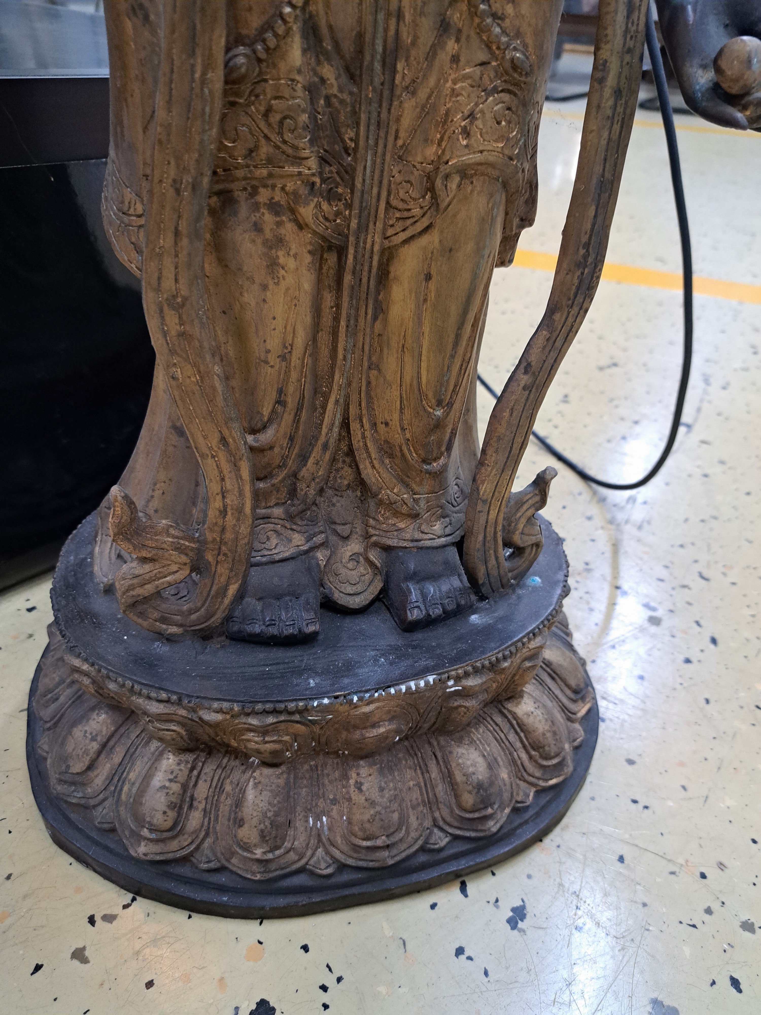 Detail f: Große Skulptur eines Boddhisatvas Avalokiteshvara, wohl Tibet/Nepal, 2.H.20.Jh., Bronze, achtarmig, 11-köpfig, mit Flammen- Aureola, H.ca. 108cm, ...