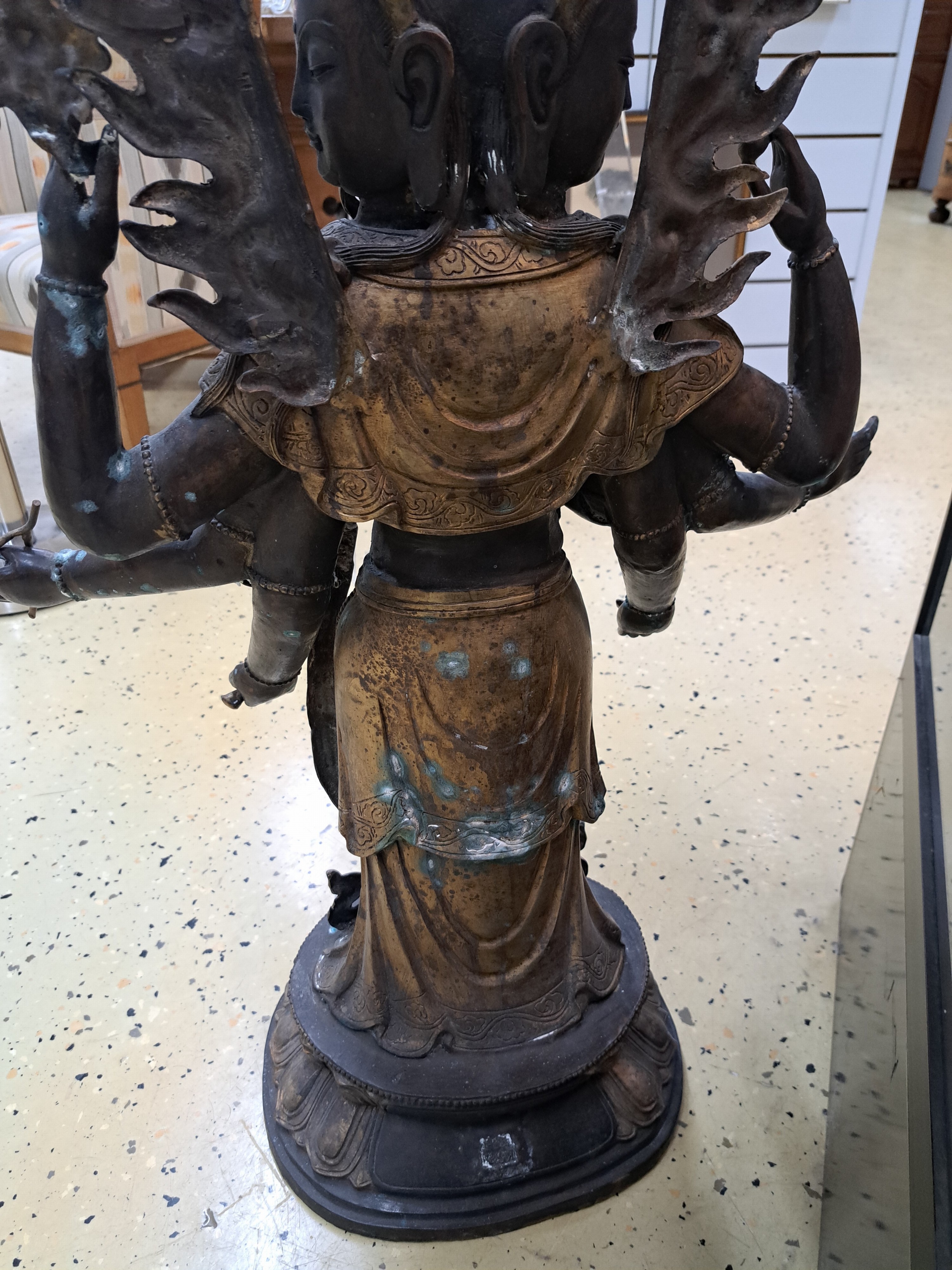 Detail i: Große Skulptur eines Boddhisatvas Avalokiteshvara, wohl Tibet/Nepal, 2.H.20.Jh., Bronze, achtarmig, 11-köpfig, mit Flammen- Aureola, H.ca. 108cm, ...