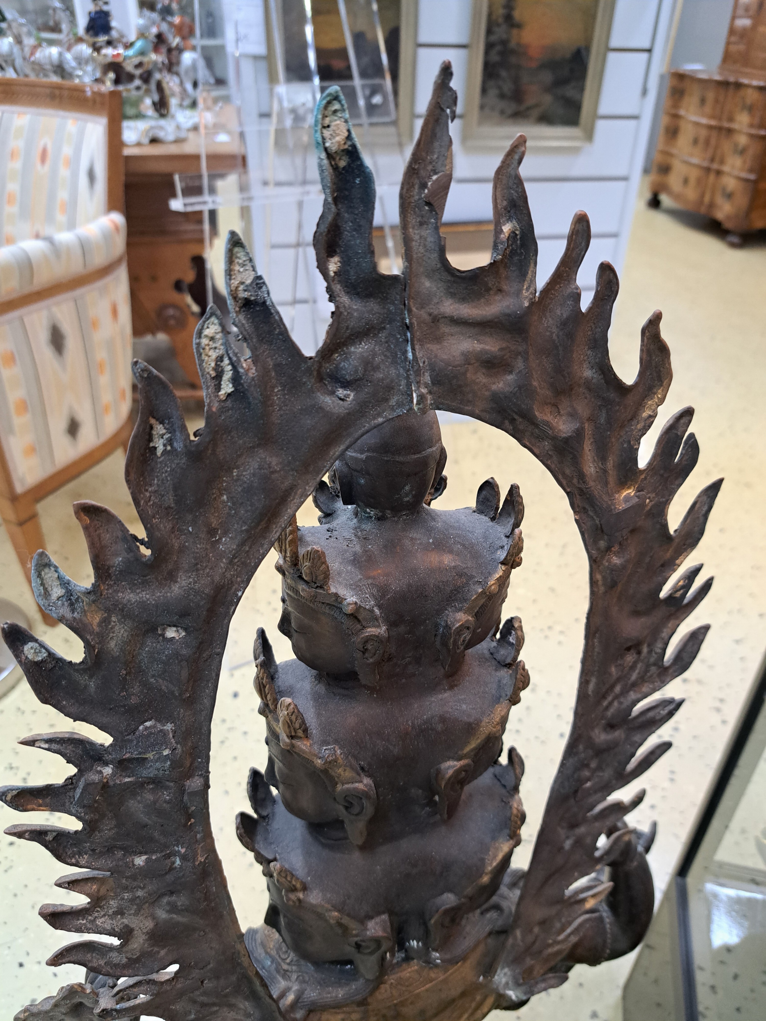 Detail l: Große Skulptur eines Boddhisatvas Avalokiteshvara, wohl Tibet/Nepal, 2.H.20.Jh., Bronze, achtarmig, 11-köpfig, mit Flammen- Aureola, H.ca. 108cm, ...