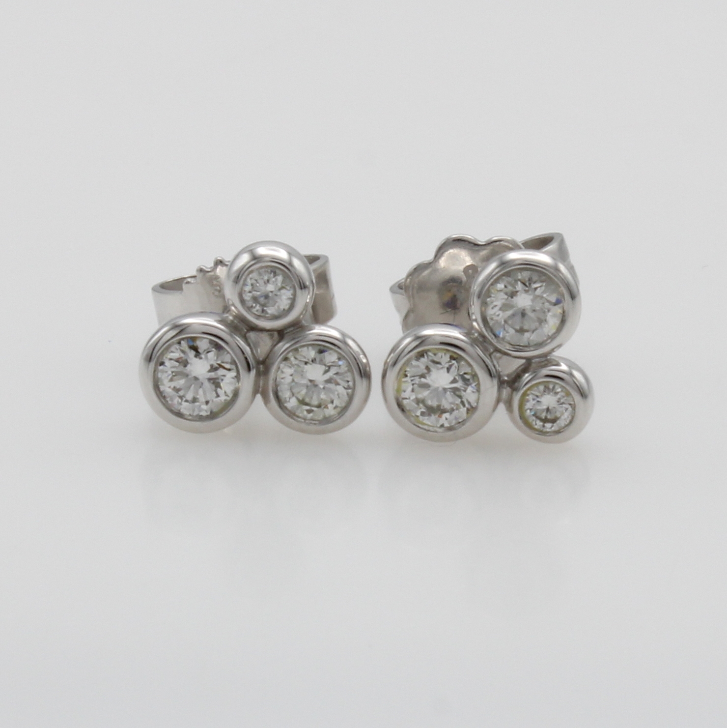 Image 27110800 - Paar Ohrstecker mit Brillanten, WG 585/000, 6 Brill. in Zargenfassungen zus. ca. 0.45 ct ...