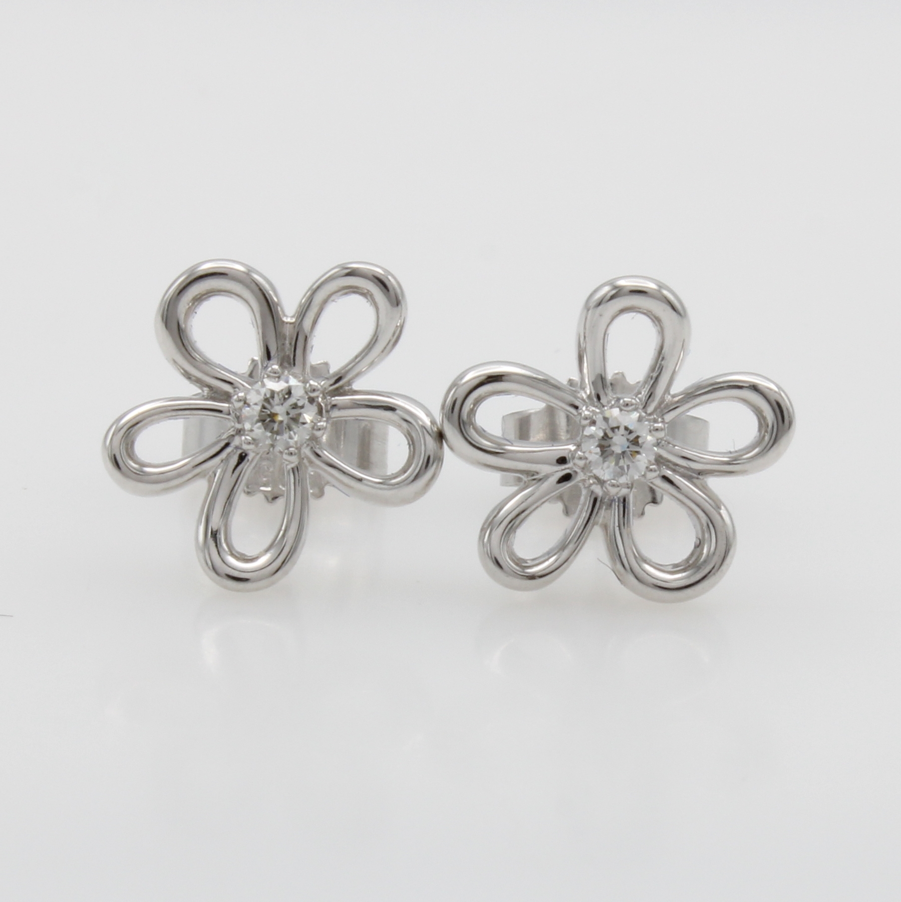 Image 27110802 - Paar Ohrstecker in Blütenform mit Brillanten, WG 585/000, 2 Brill. zus. ca. 0.10 ct ...