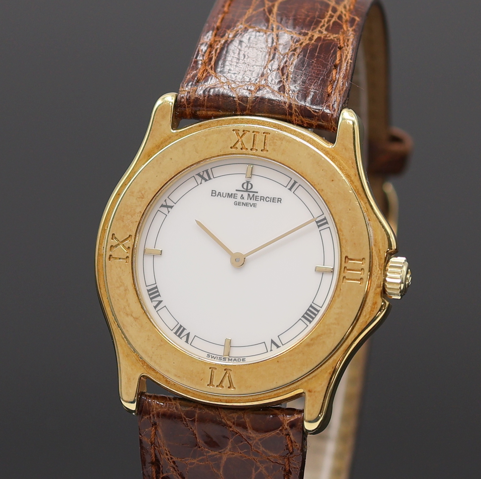 Detail a: BAUME & MERCIER Damenarmbanduhr in GG 750/000, Schweiz um 2000, quarz, orig. Lederband m. verg. Stiftschl., Boden 4-fach verschr., Lünette m. röm. ...