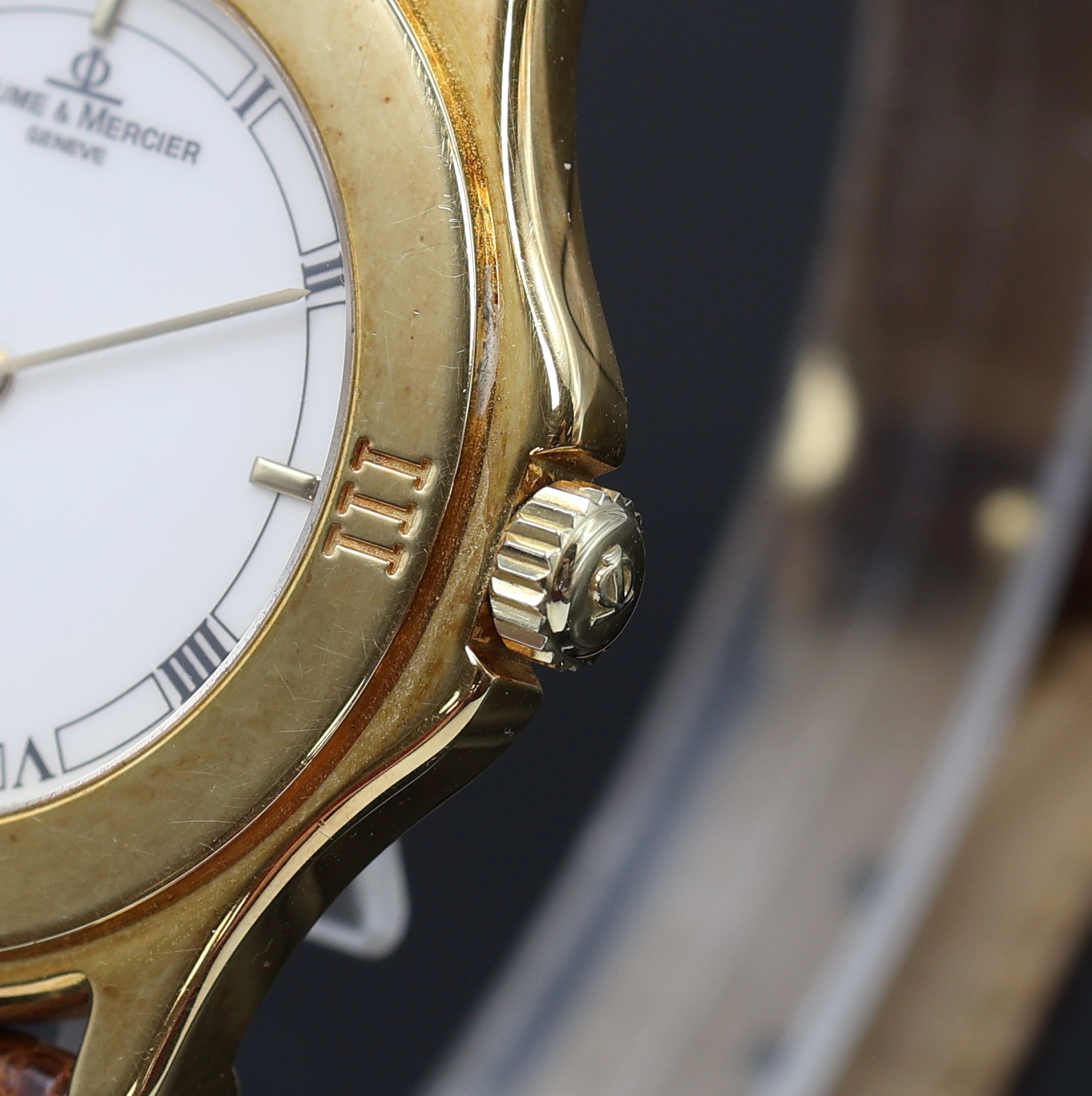 Detail b: BAUME & MERCIER Damenarmbanduhr in GG 750/000, Schweiz um 2000, quarz, orig. Lederband m. verg. Stiftschl., Boden 4-fach verschr., Lünette m. röm. ...