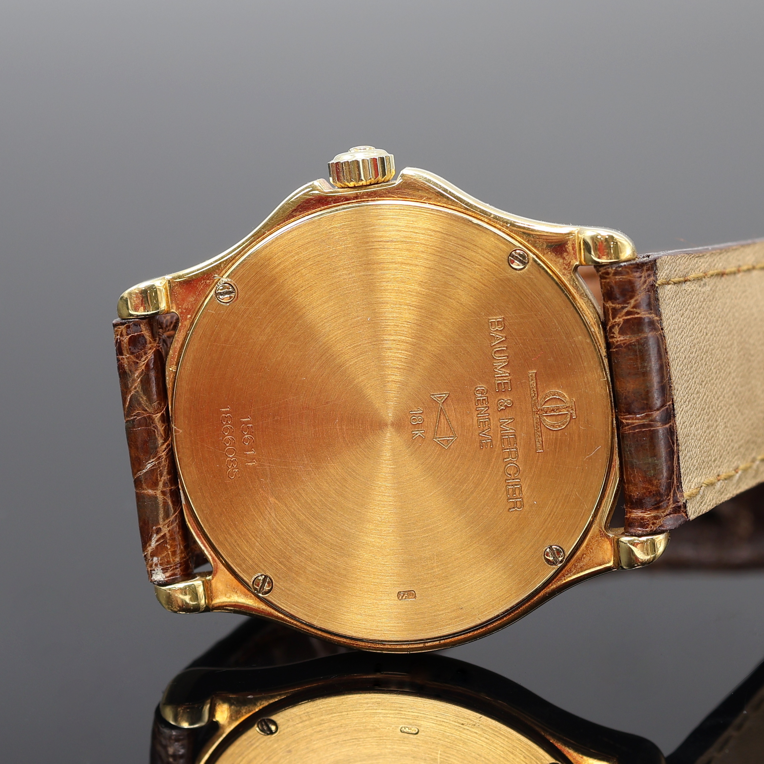 Detail d: BAUME & MERCIER Damenarmbanduhr in GG 750/000, Schweiz um 2000, quarz, orig. Lederband m. verg. Stiftschl., Boden 4-fach verschr., Lünette m. röm. ...