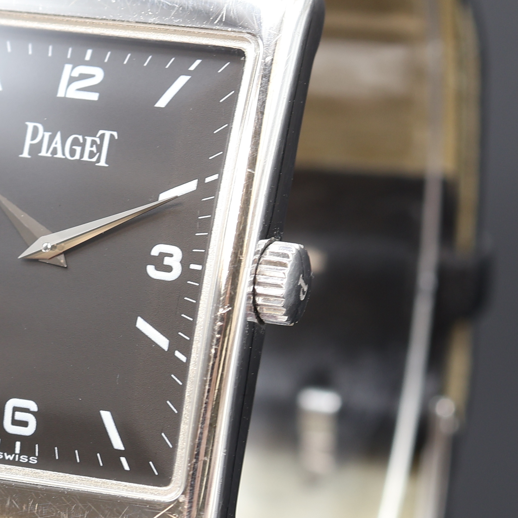 Detail b: PIAGET Armbanduhr in WG 750/000 Referenz 9952, Schweiz um 1995, Handaufzug, Lederband m. orig. WG 750/000 Dornschl., Boden 4-fach verschr., schwarzes ...