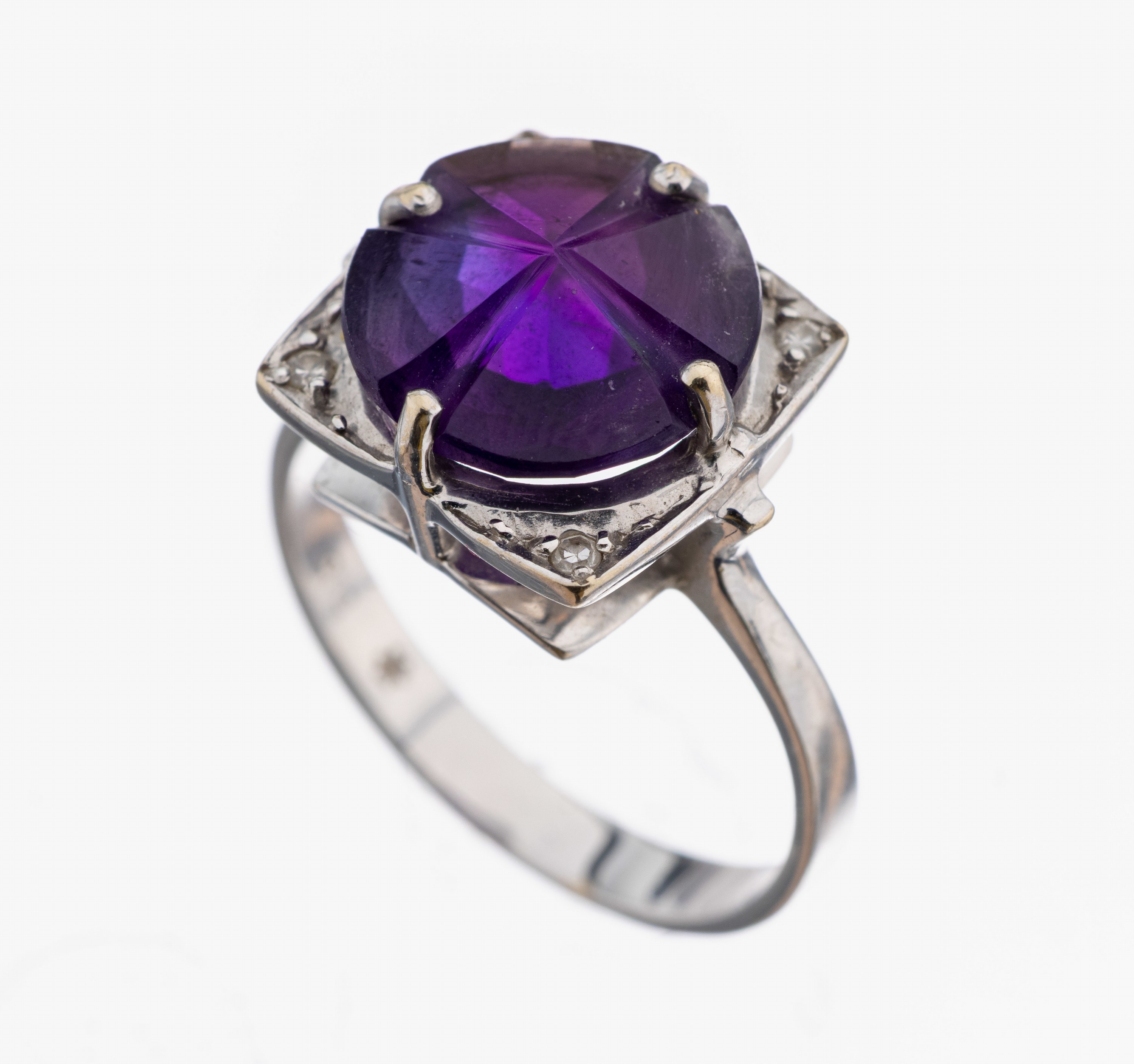 14 kt Gold Amethyst-Diamant-Ring, WG 585/000, mittig Amethyst im runden Fantasieschliff, 4 8/8-Diamanten zus. ca. 0.02ct Weiß/p, RW 55, ca. 4.3 g, ...