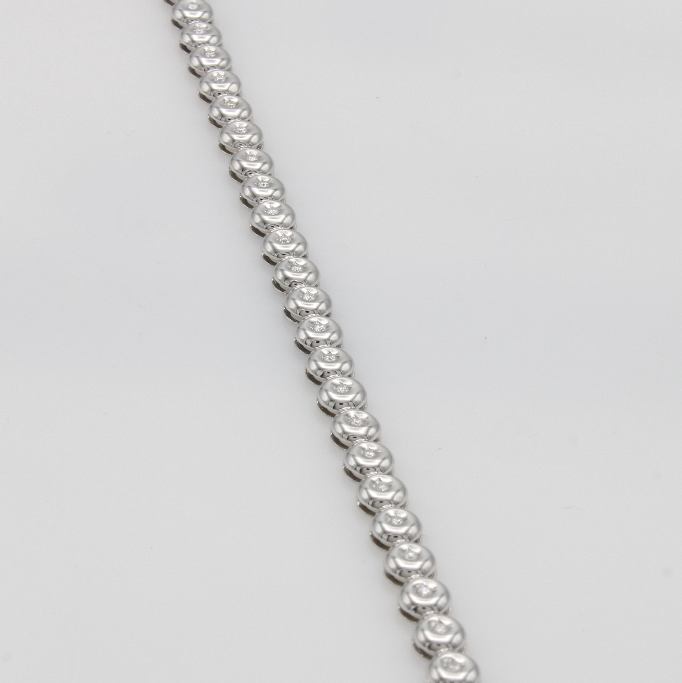 Image 27110917 - Tennisarmband mit Brillanten, WG 585/000, 48 Brill. zus. ca. 0.50 ct Weiß/si in Zargen- ...