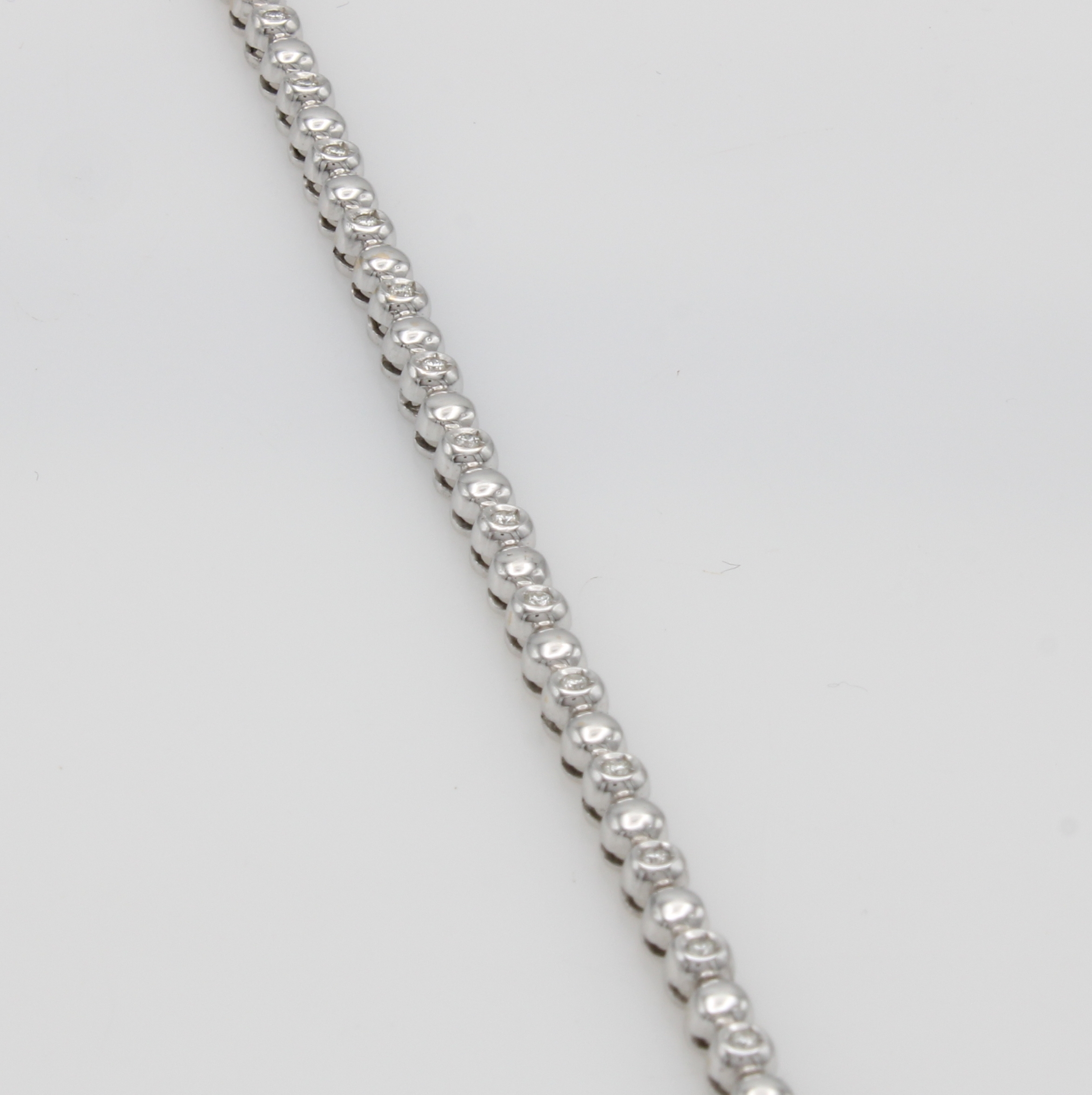 Image 27110918 - Tennisarmband mit Brillanten, WG 585/000, 29 Brill. zus. ca. 0.35 ct Weiß/si in Zargen- ...